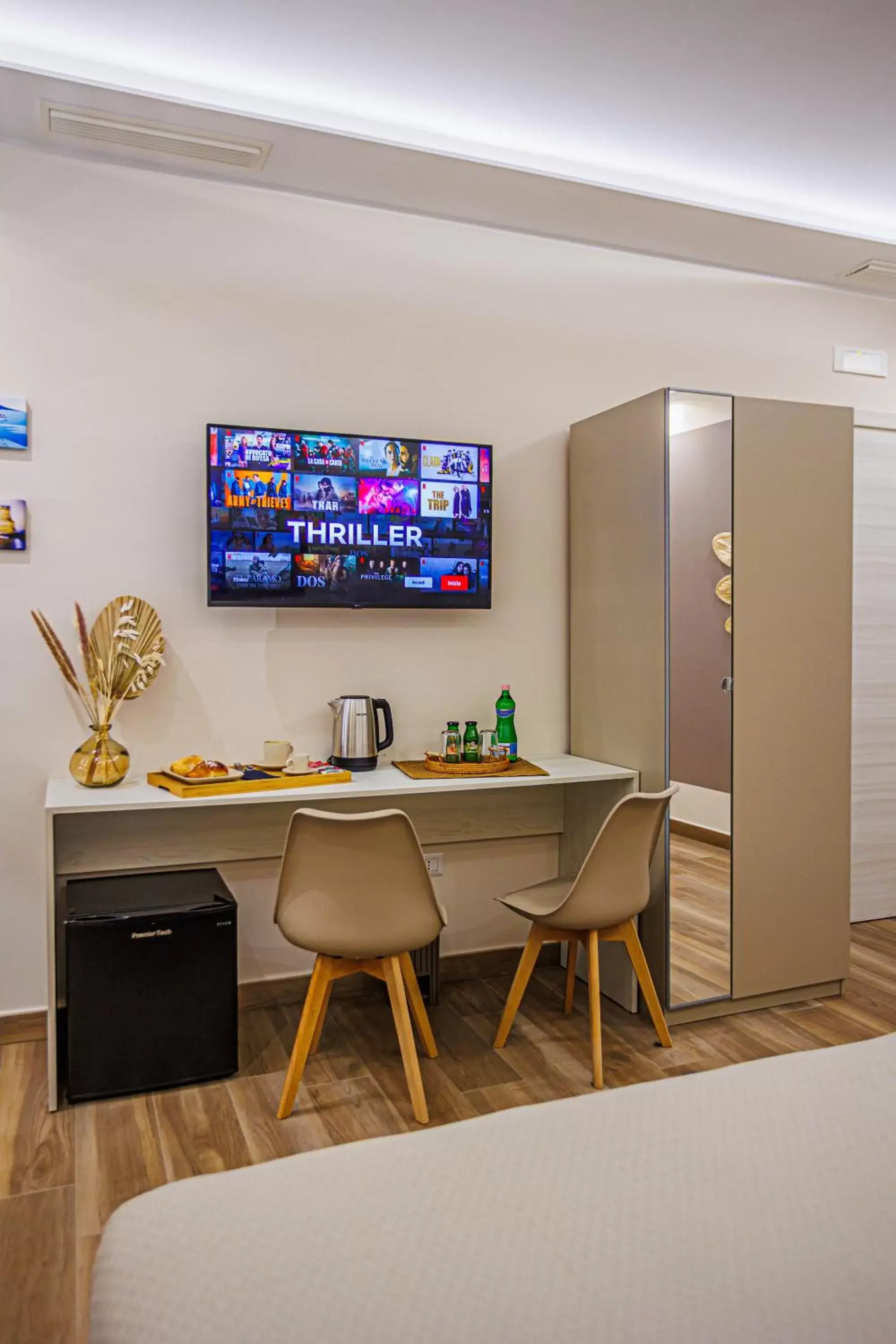 TV and multimedia, TV/Entertainment Center in Peca's room