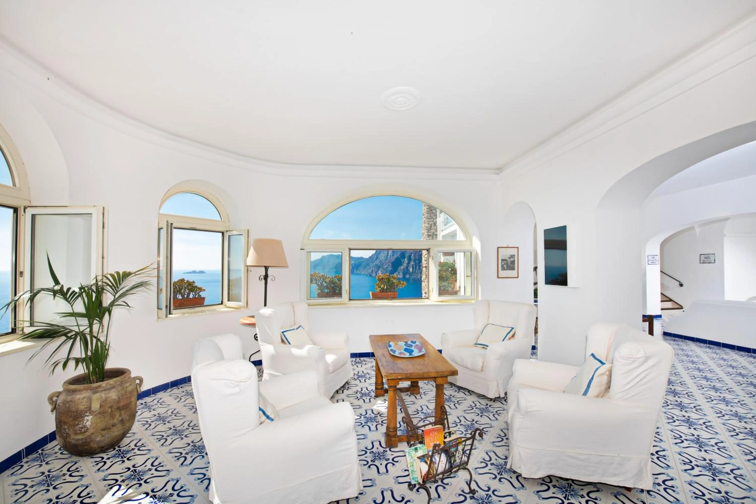 Communal lounge/ TV room in Grand Hotel Tritone