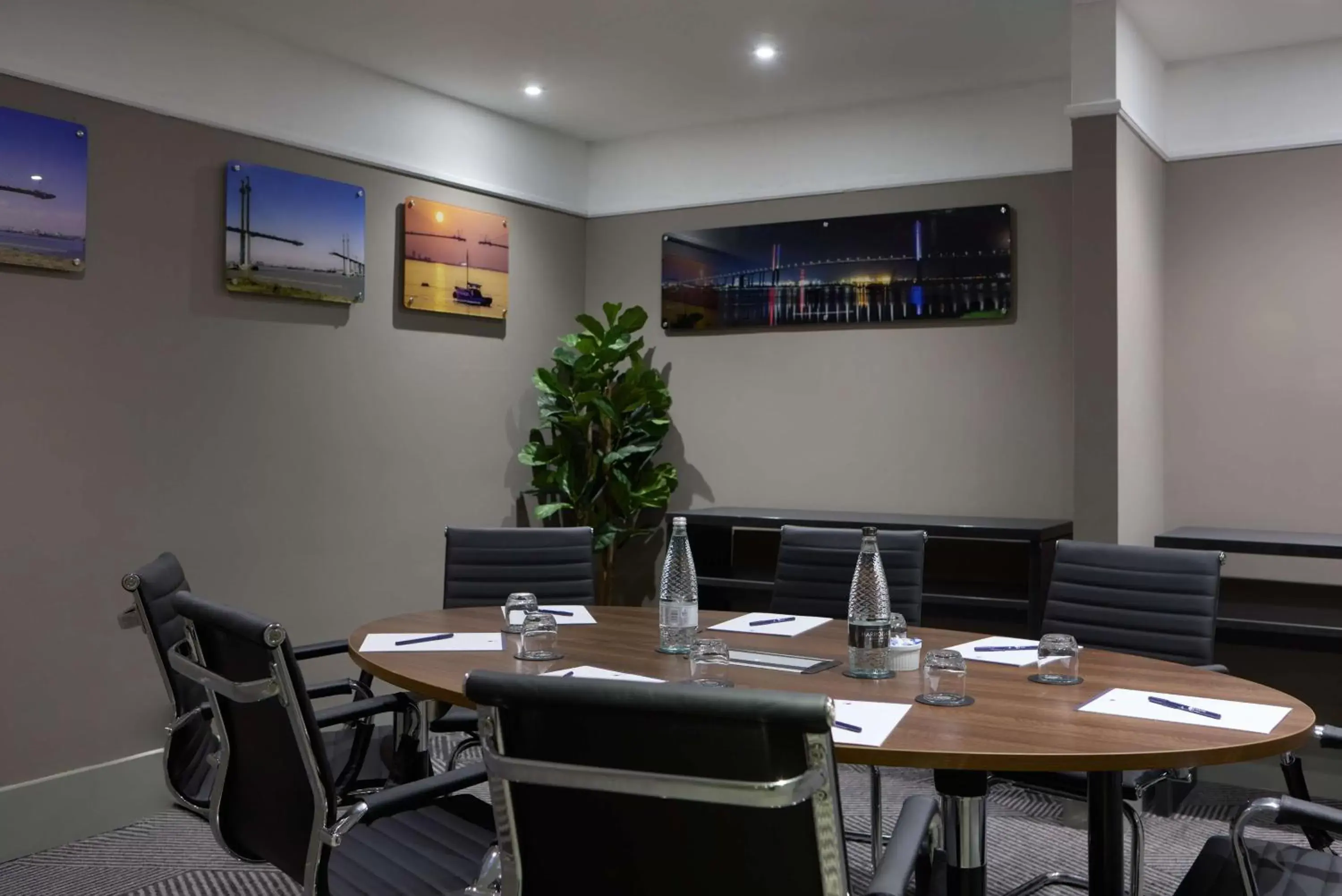 Meeting/conference room in DoubleTree by Hilton Dartford Bridge