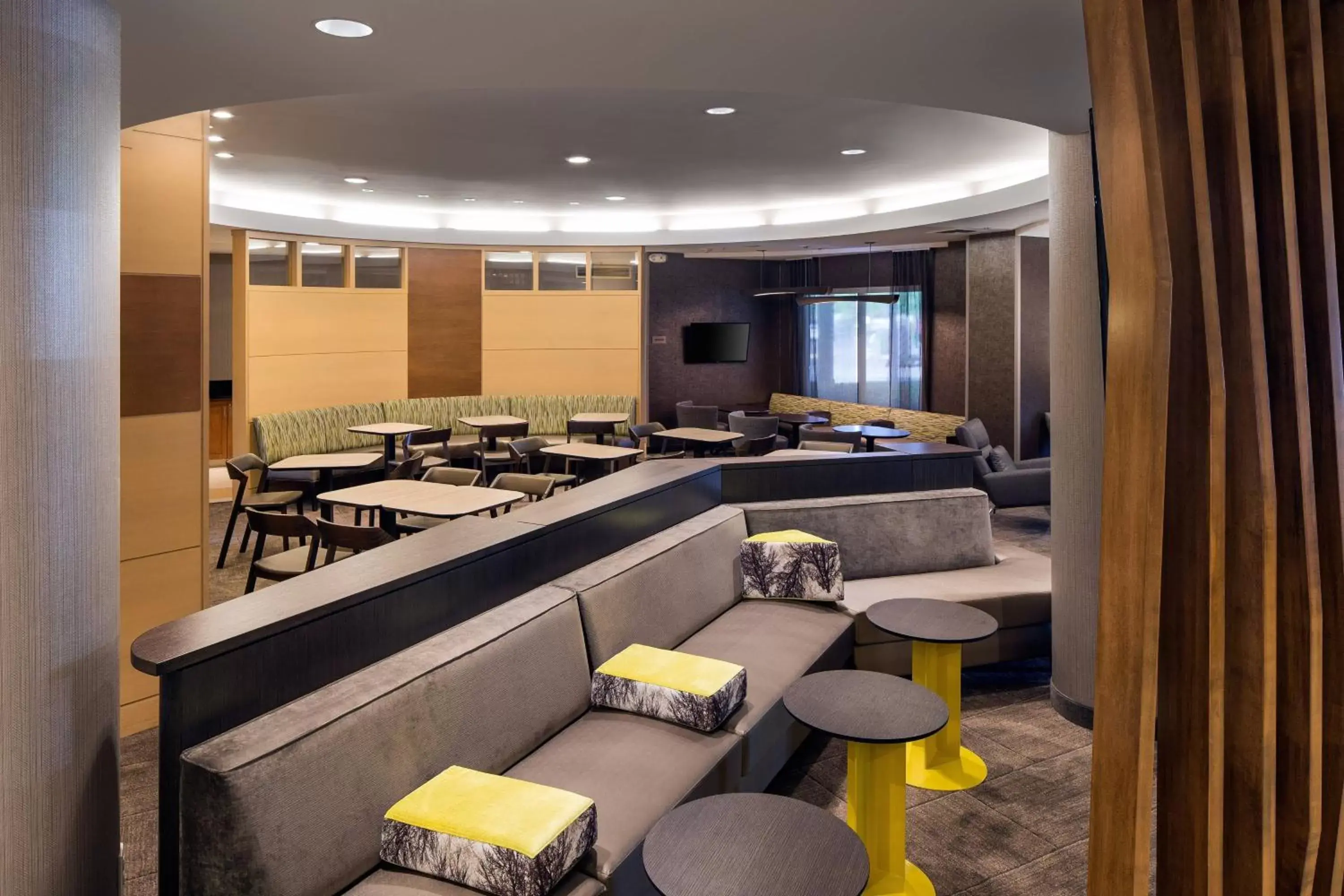 Lobby or reception, Restaurant/Places to Eat in SpringHill Suites Bakersfield