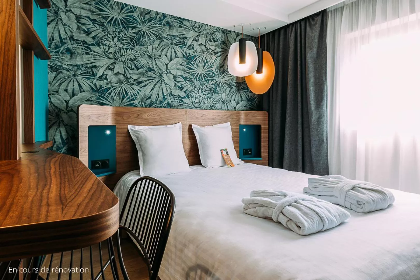 Photo of the whole room, Bed in Oceania Paris Porte De Versailles