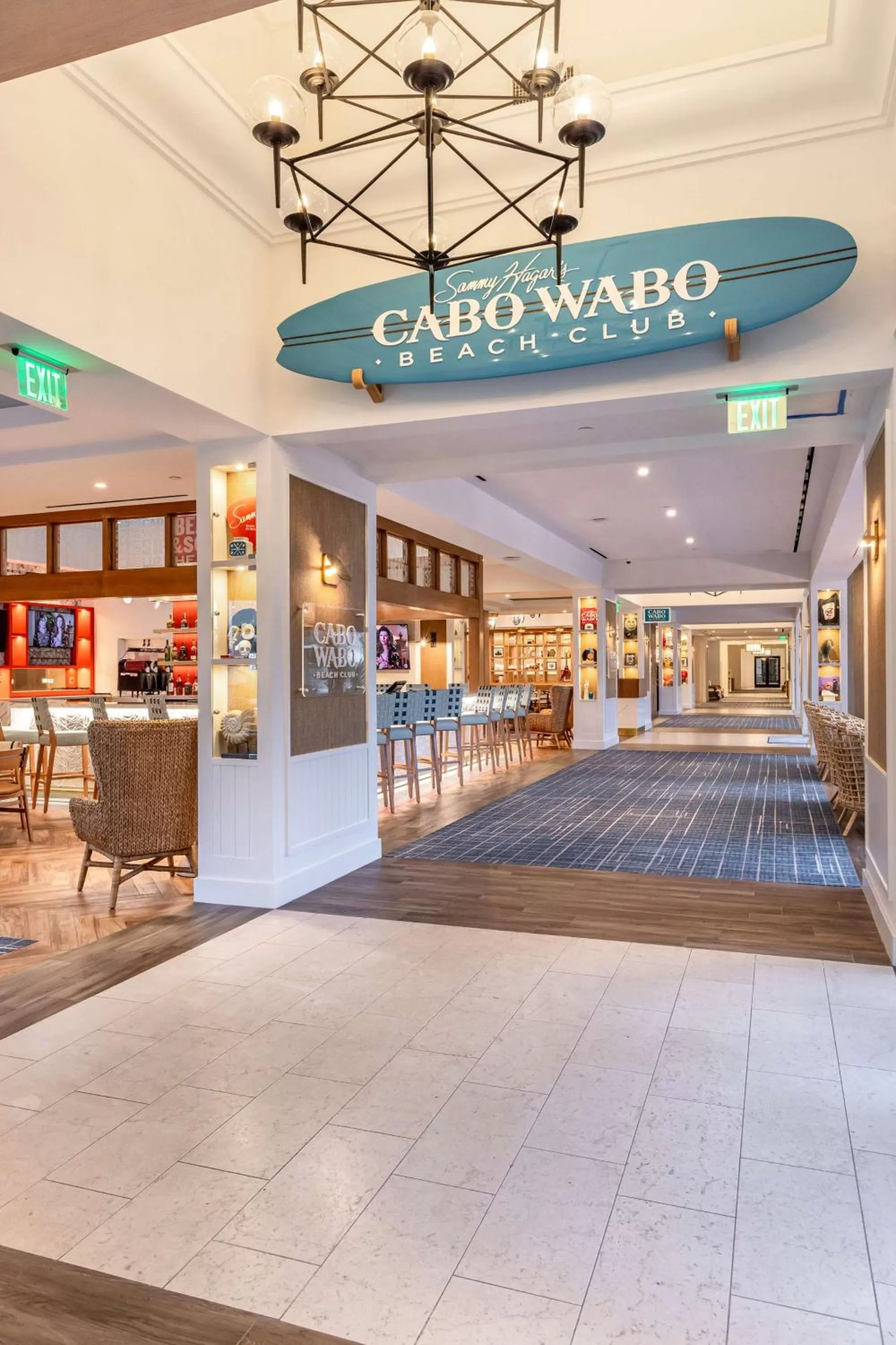 Lounge or bar in The Waterfront Beach Resort, A Hilton Hotel