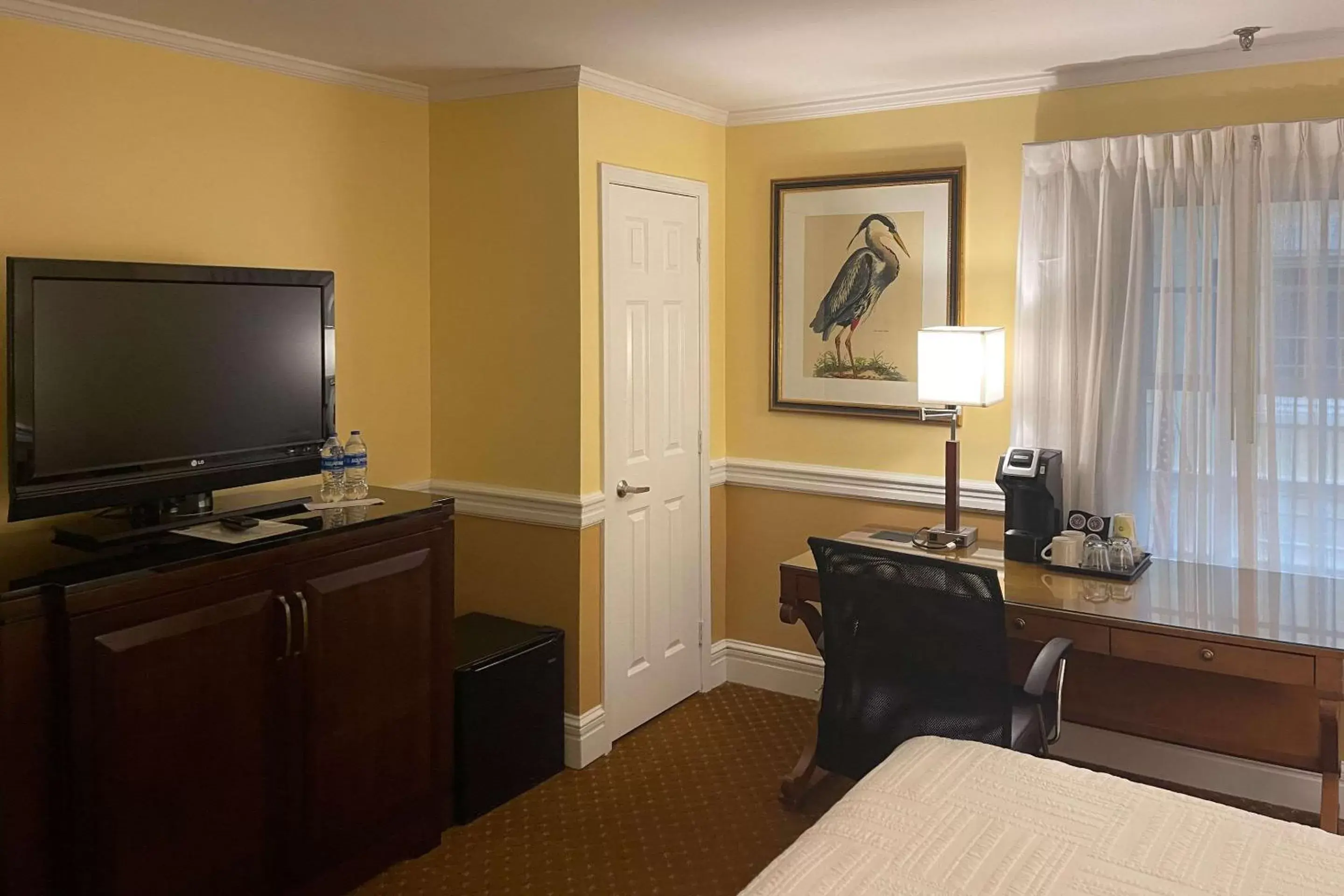 Bedroom, TV/Entertainment Center in Inn on the Square, Ascend Hotel Collection