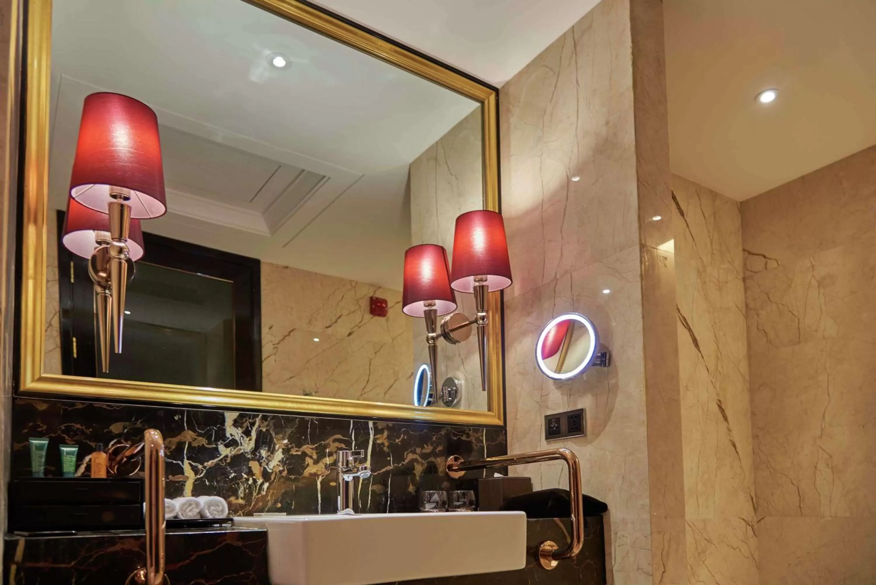 Bathroom in Hilton Zhengzhou