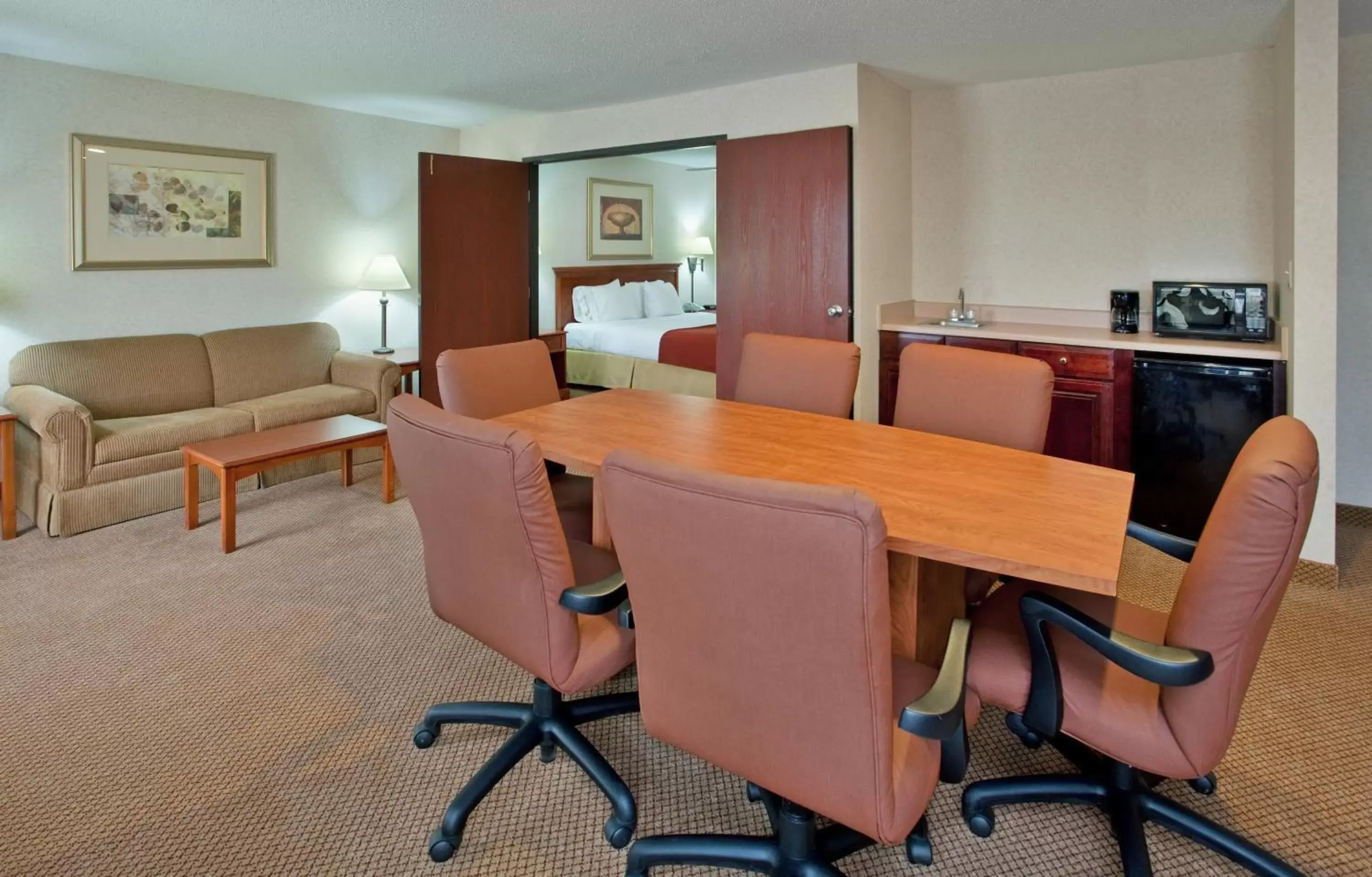 Seating area in Seasons Inn & Suites Highland