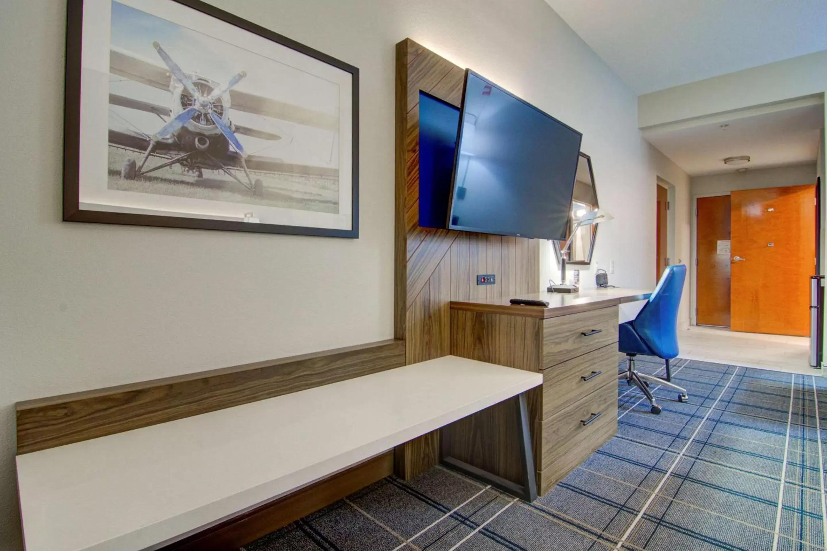 Photo of the whole room, TV/Entertainment Center in Comfort Suites Newport News Airport
