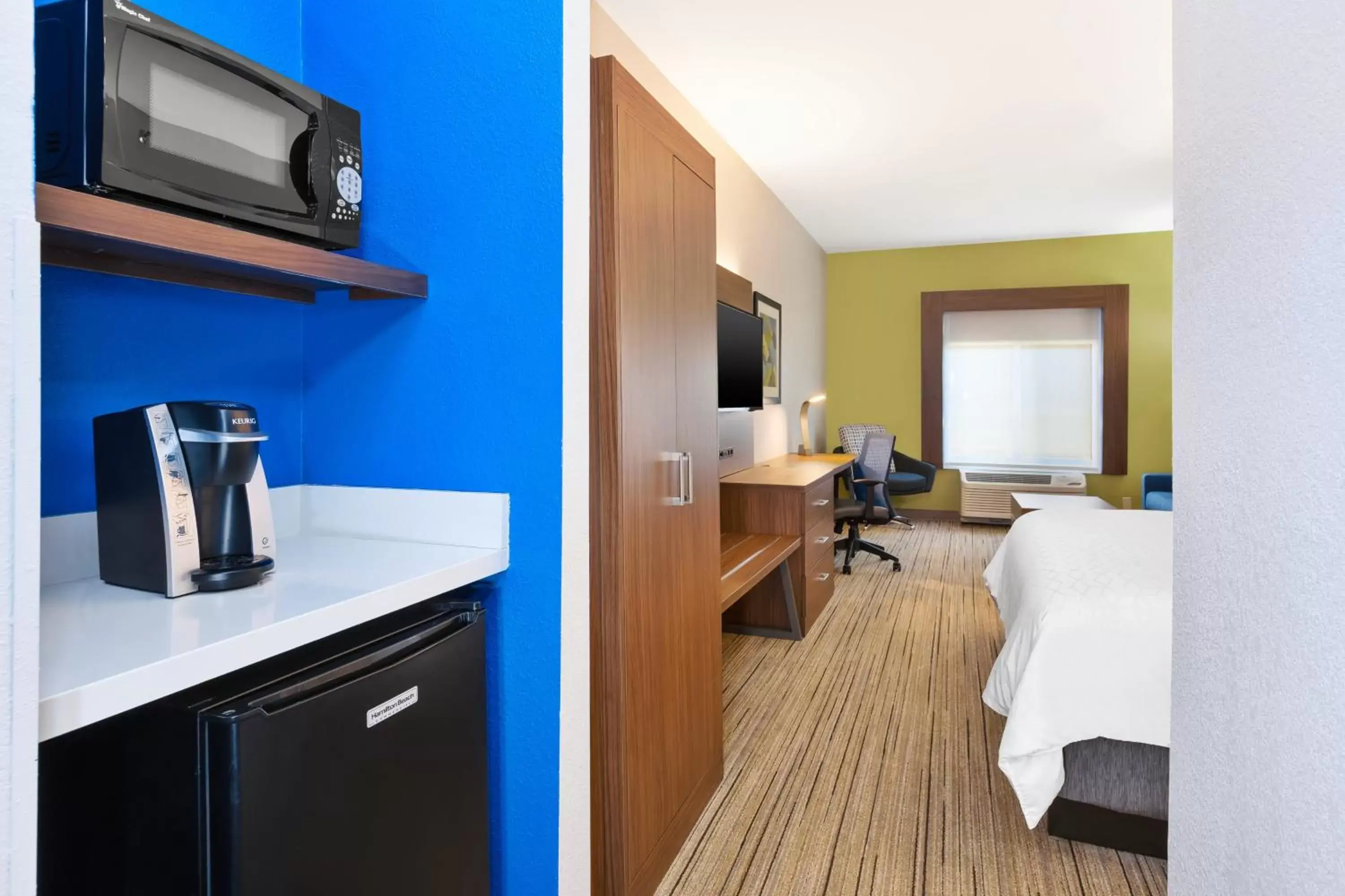 Bedroom, Kitchen/Kitchenette in Holiday Inn Express and Suites Three Rivers, an IHG Hotel