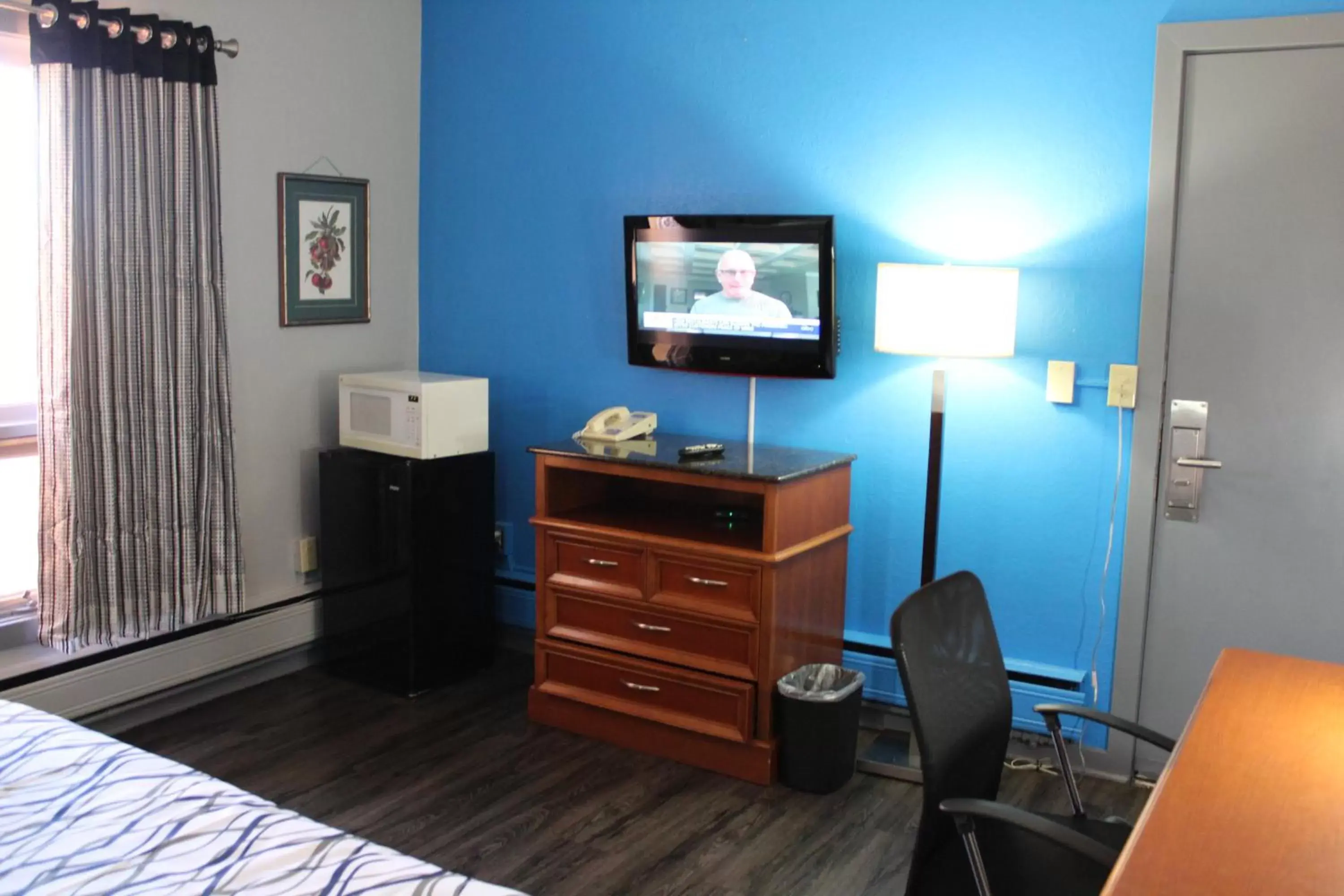 TV and multimedia, TV/Entertainment Center in Executive Inn