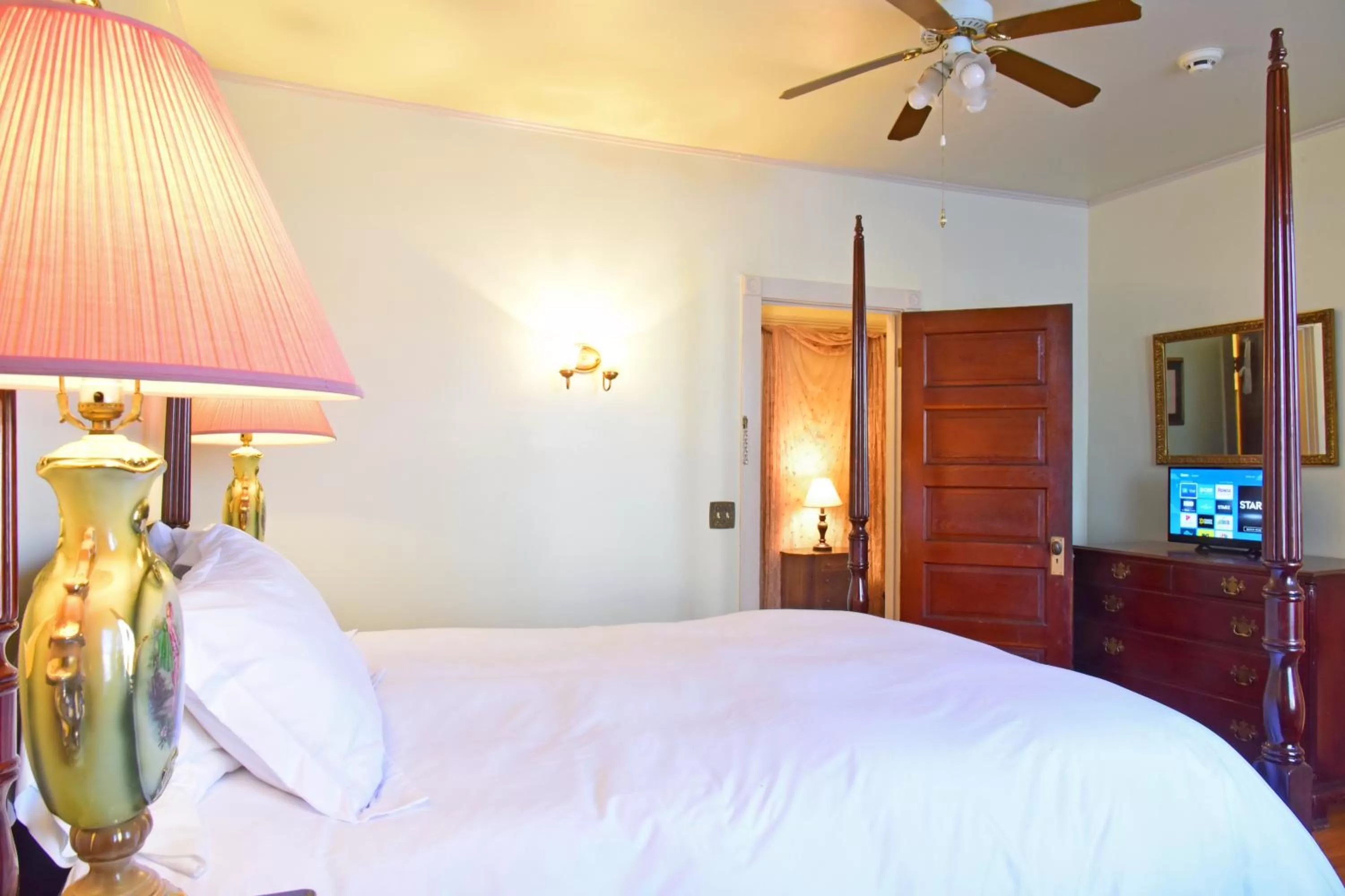 Bedroom, Bed in Wainwright Inn