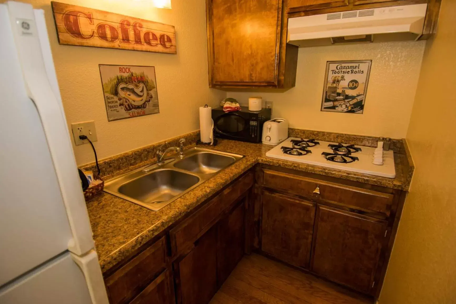 Kitchen or kitchenette, Kitchen/Kitchenette in Hillcrest Suites & Cabins