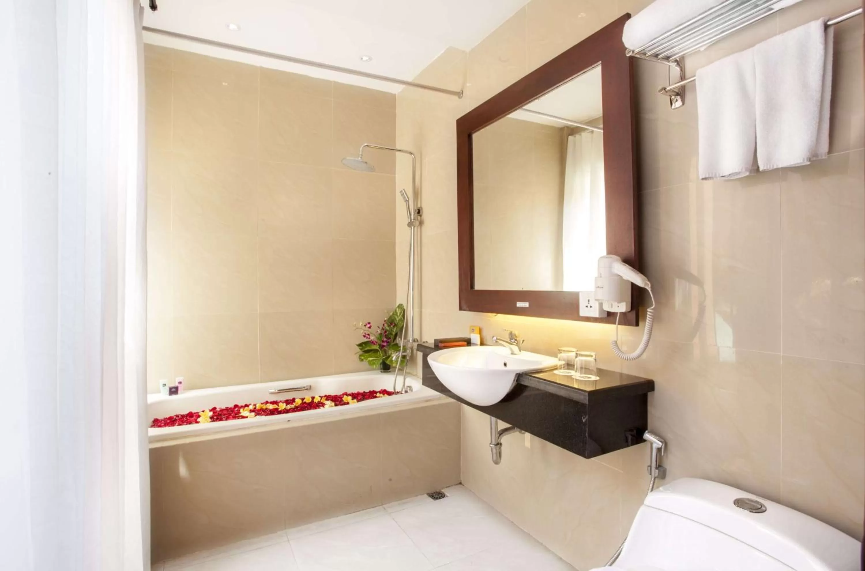 Bathroom, Bed in Best Western Kuta Villa