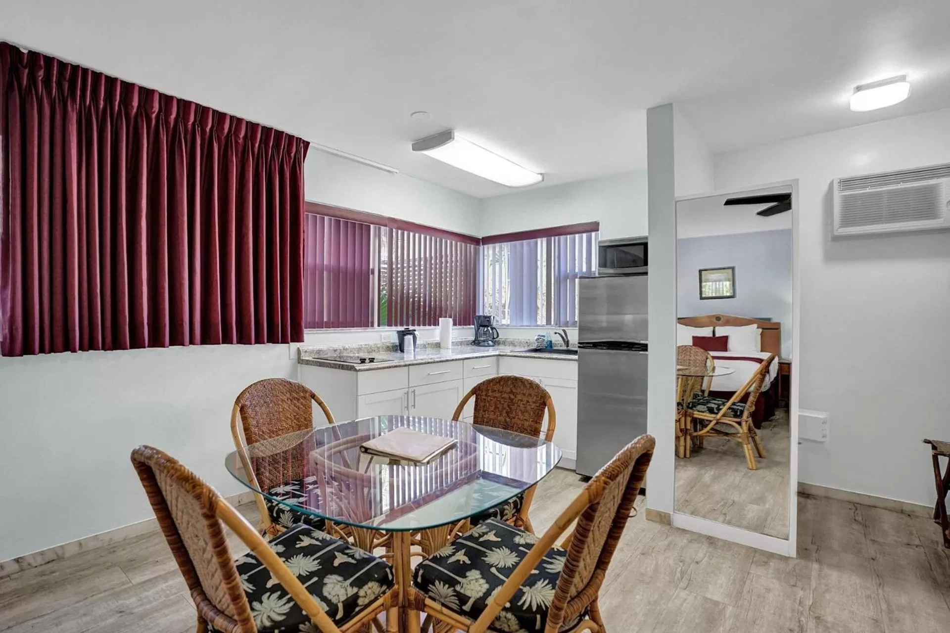 Dining Area in The Worthington Resorts - Clothing Optional - Men Only - Solo hombres