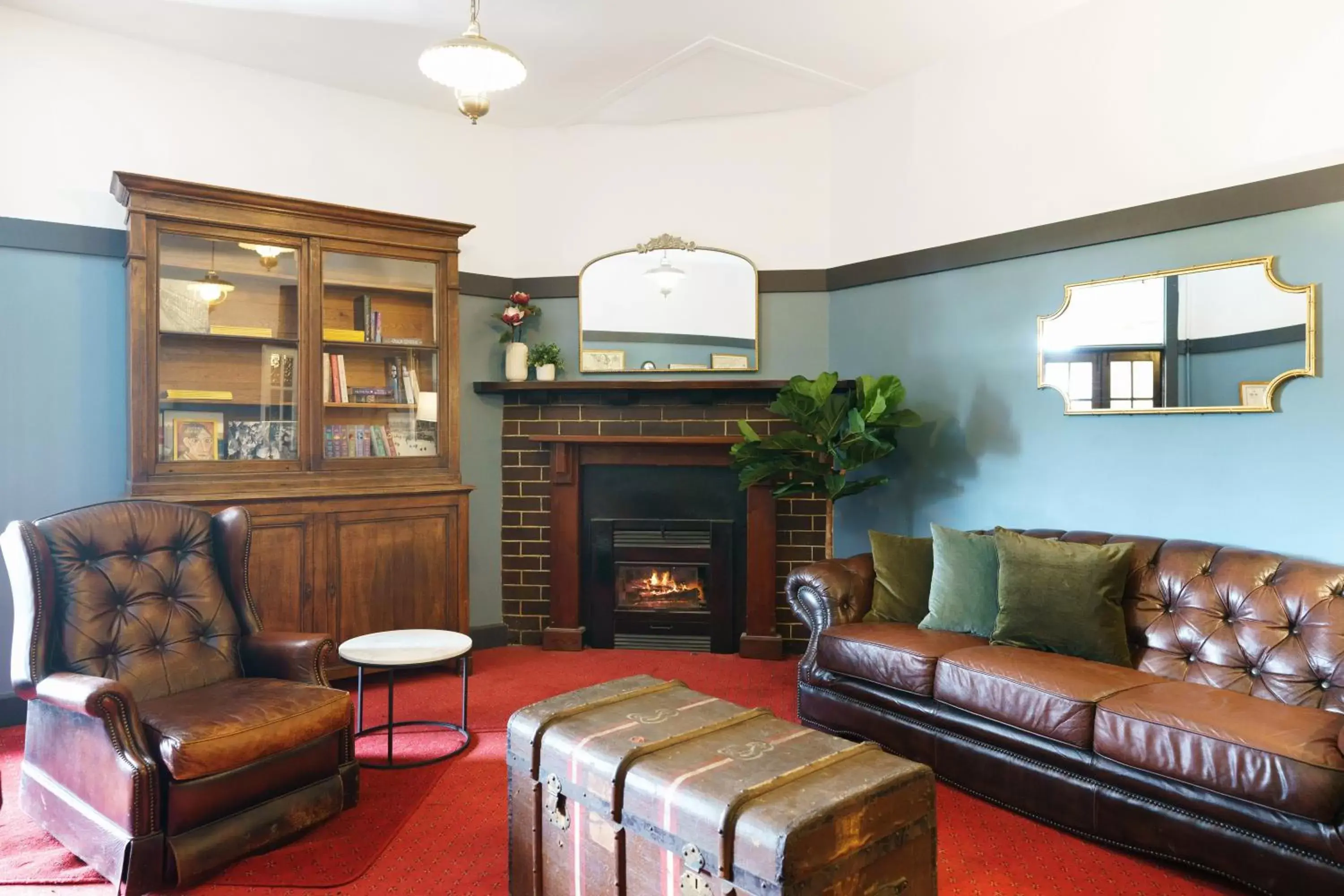 Communal lounge/ TV room, Seating Area in Bundanoon Hotel