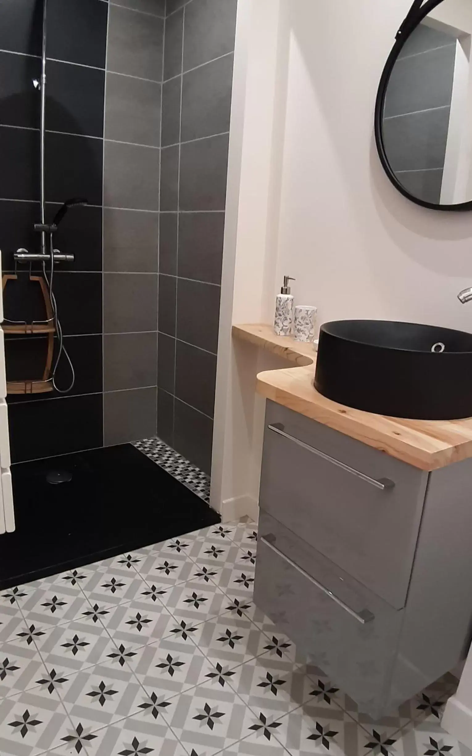Shower, Bathroom in A L'OMBRE DE LA TREILLE -Proche Saint-Emilion