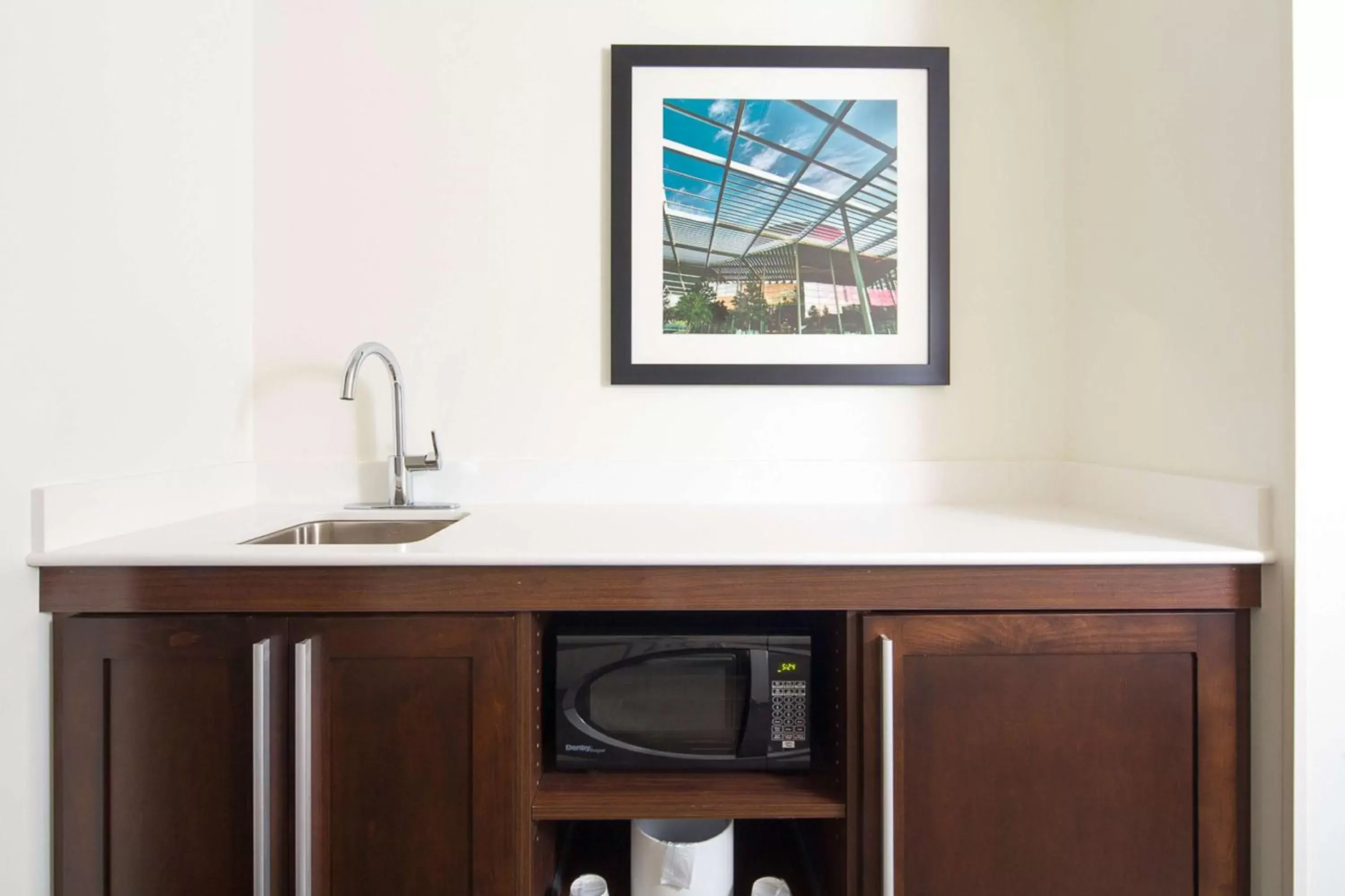 Photo of the whole room, Kitchen/Kitchenette in Hampton Inn & Suites Dallas Downtown