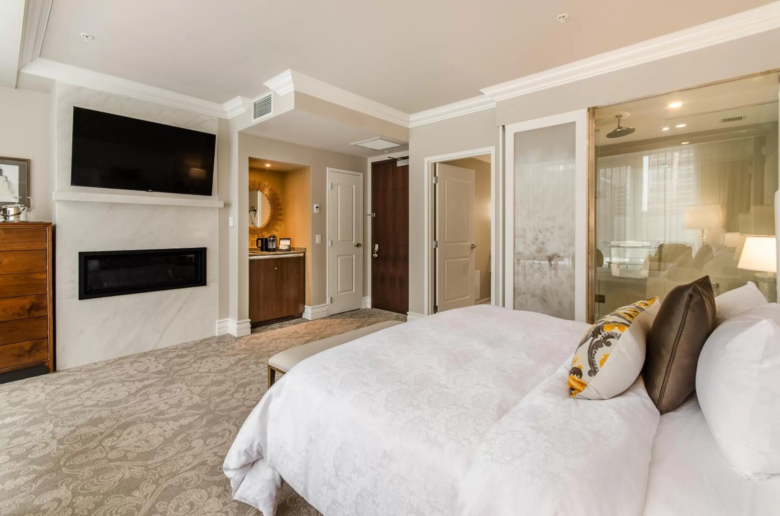 Photo of the whole room, Bed in Hôtel Birks Montréal