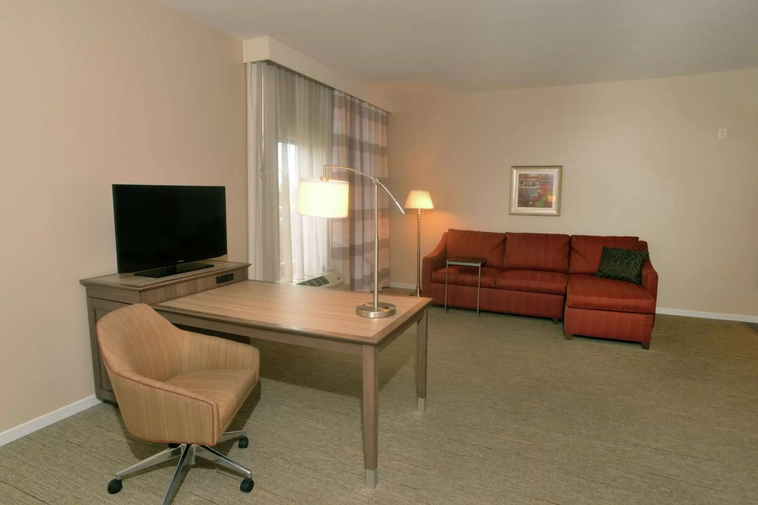 Bedroom, TV/Entertainment Center in Hampton Inn Springfield-Southeast, MO