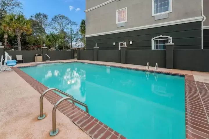 Swimming Pool in La Quinta Inn & Suites by Wyndham Broussard - Lafayette Area