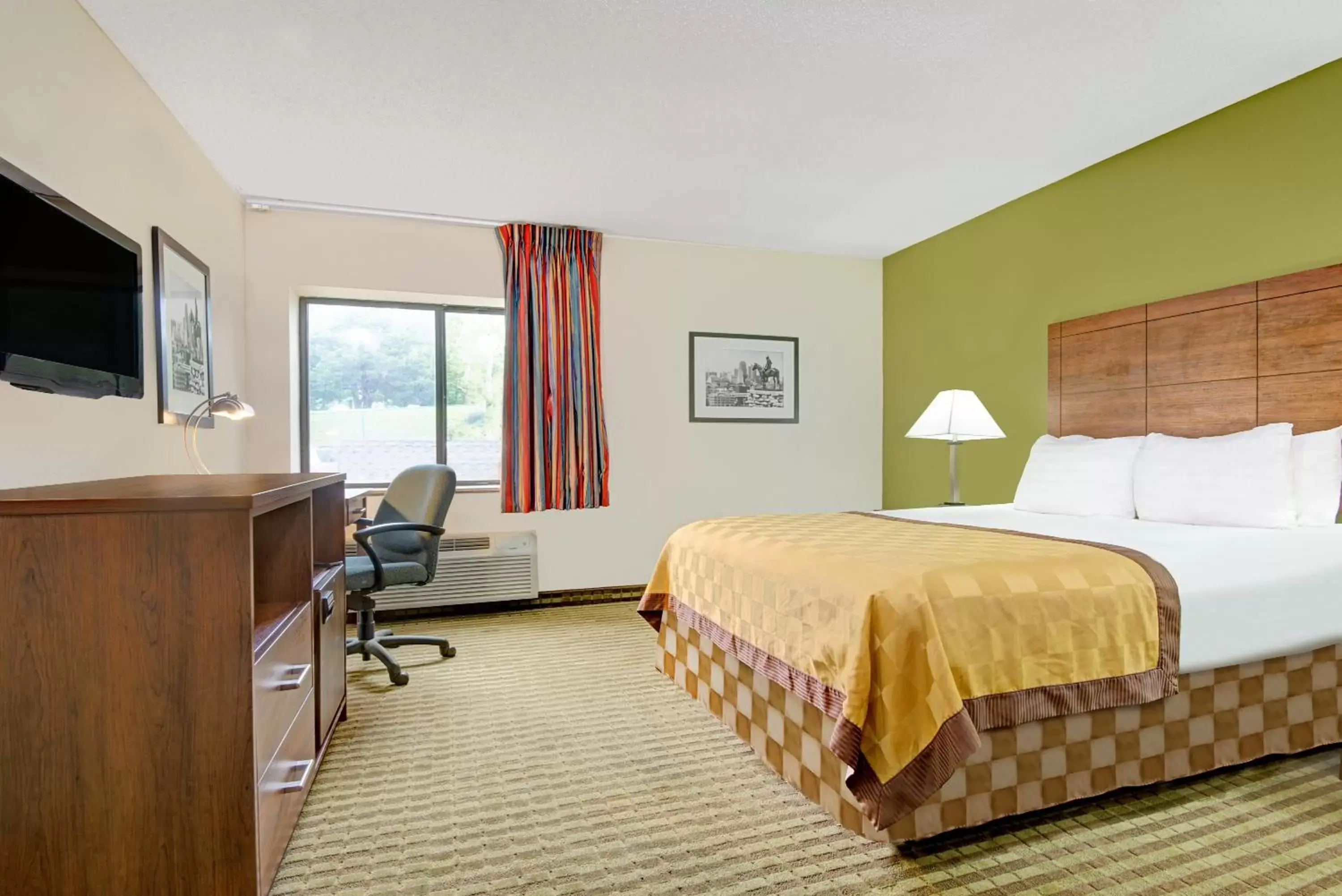 Day, Bed in Days Inn & Suites by Wyndham Kansas City - Royals Stadium