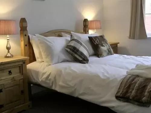 Bedroom, Bed in Stonehenge Inn & Shepherd's Huts