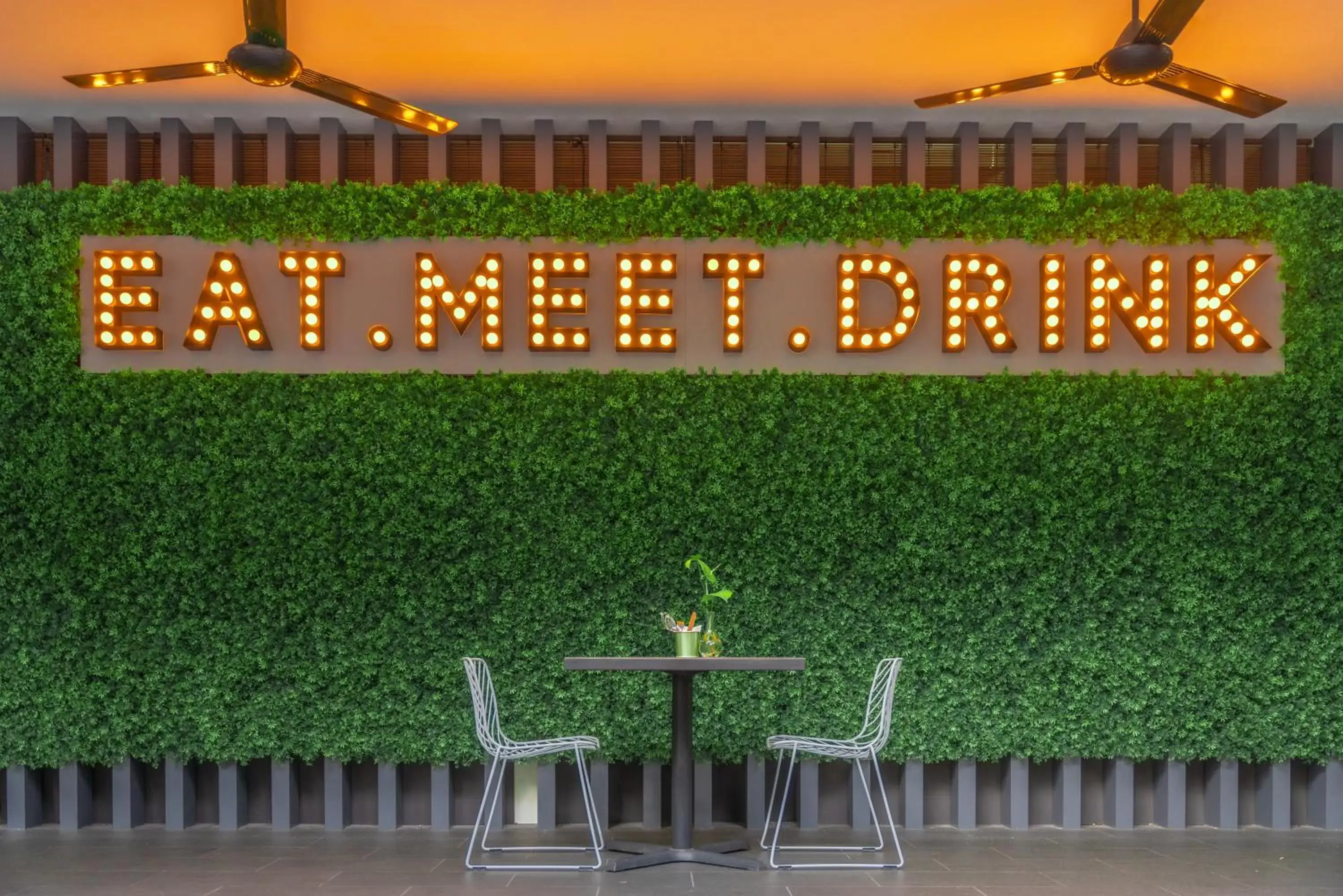 Restaurant/places to eat in Studio M Hotel Restaurant/places to eat in Studio M Hotel