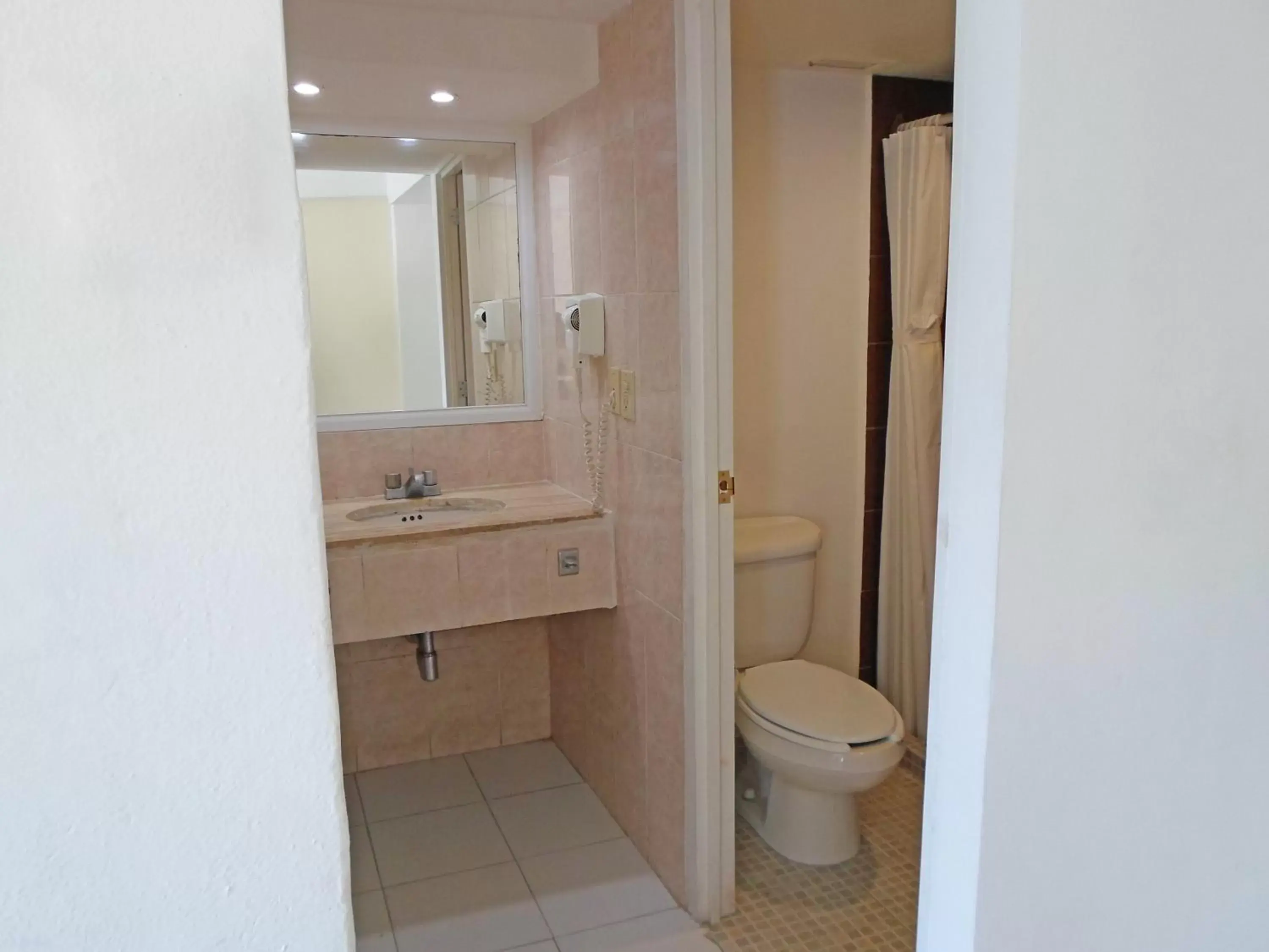 Toilet, Bathroom in Calinda Beach Acapulco