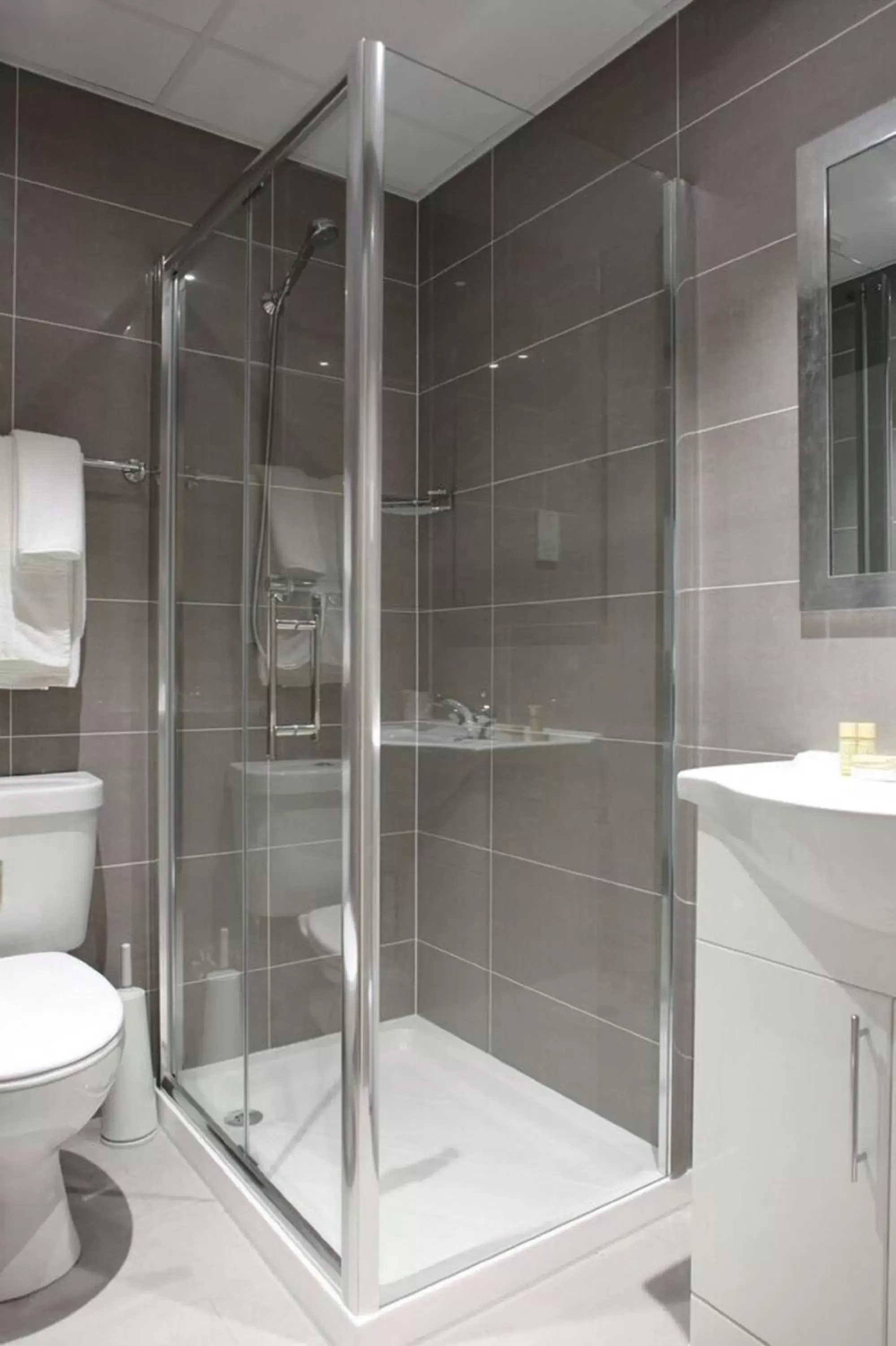 Bathroom in Kensington Gardens Hotel