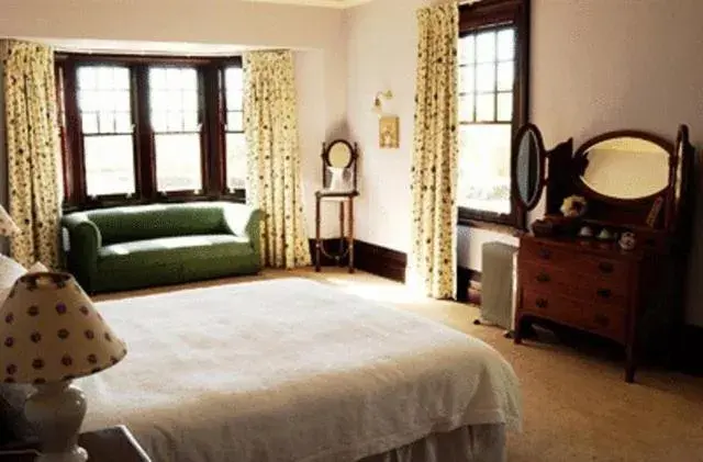 Photo of the whole room, Bed in Petersons Armidale Winery and Guesthouse