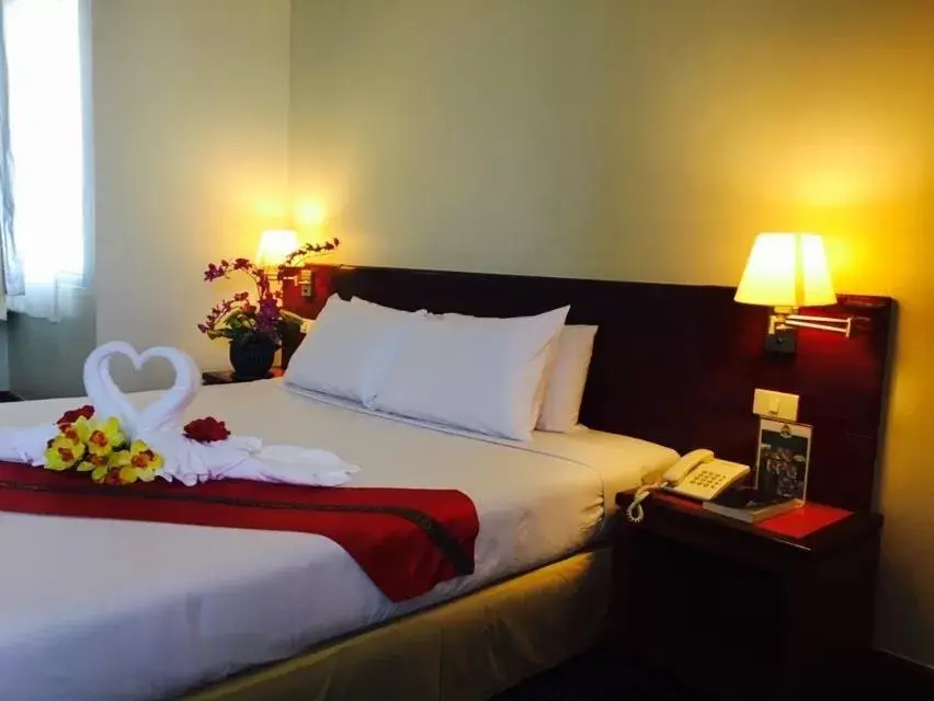 Photo of the whole room, Bed in Hatyai Golden Crown Hotel