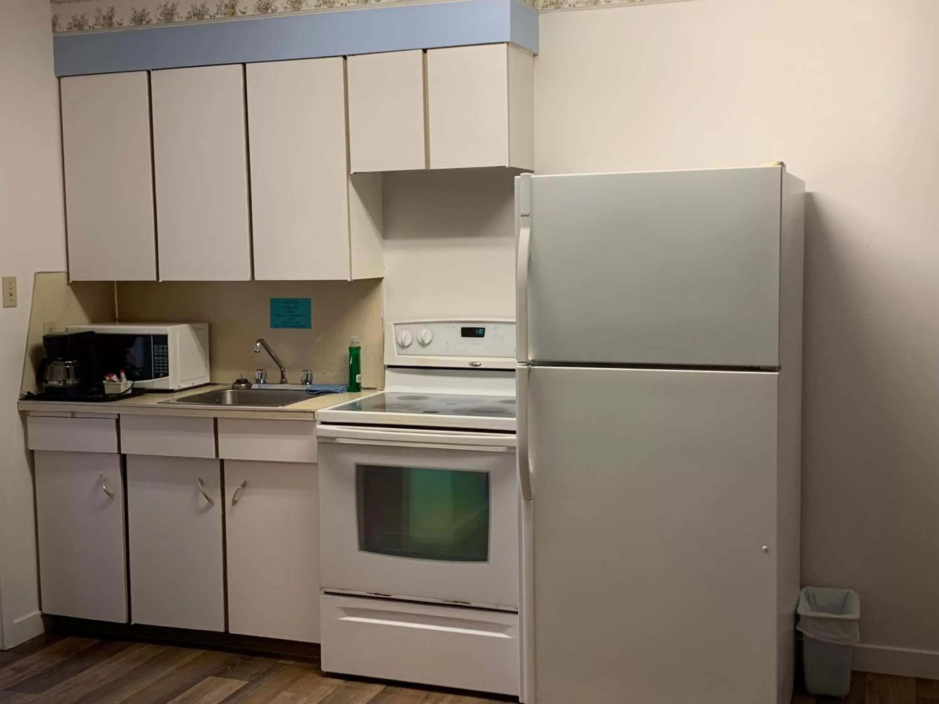 Kitchen or kitchenette, Kitchen/Kitchenette in Swiss Sunset Inn