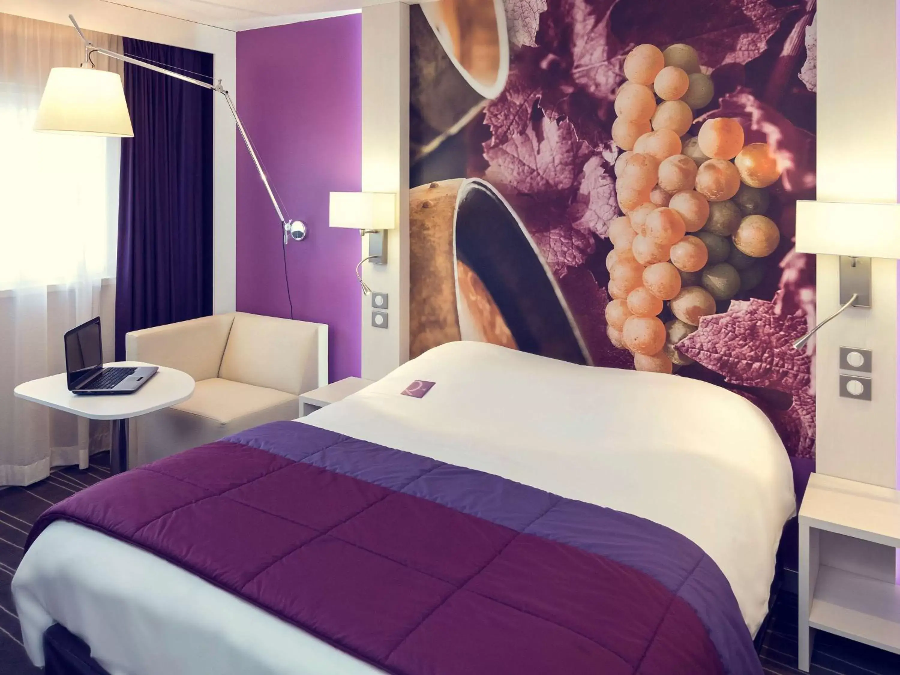 Property building, Bed in Mercure Strasbourg Aéroport