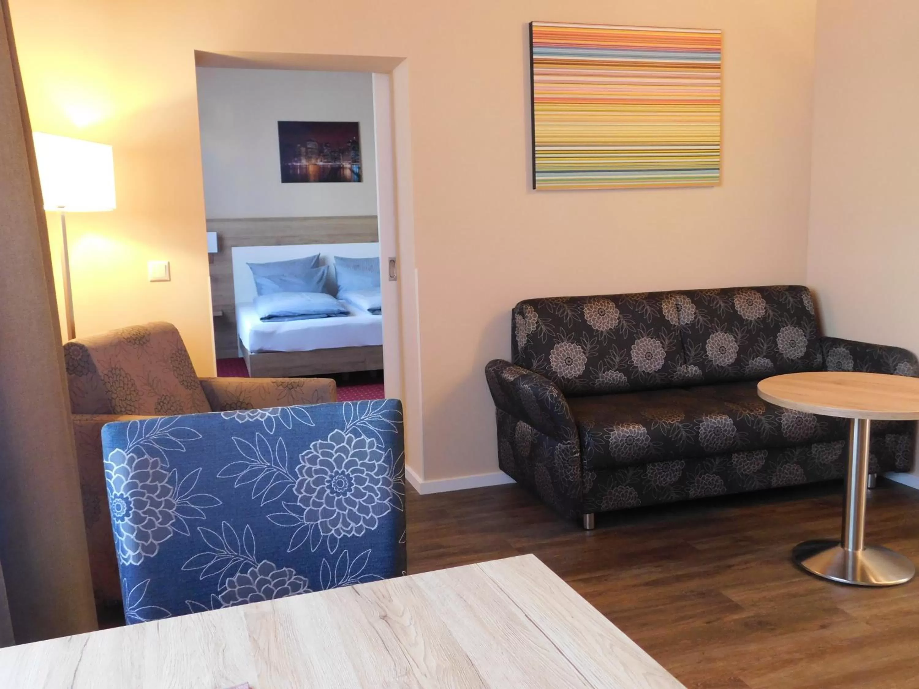 Living room, Bed in Hotel KonradP Holzkirchen