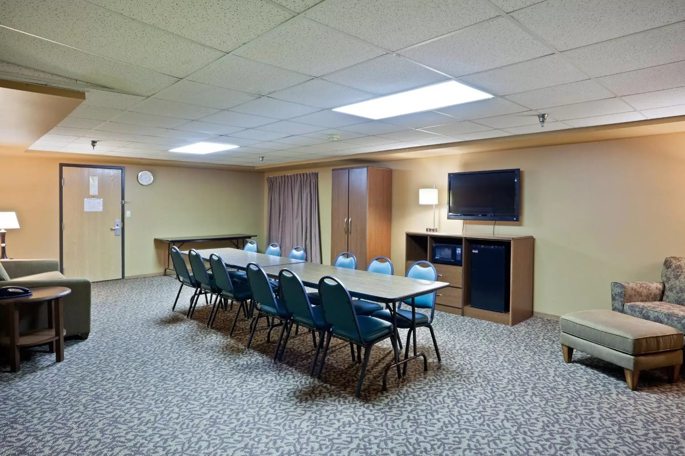 Meeting/conference room in AmericInn by Wyndham Mitchell