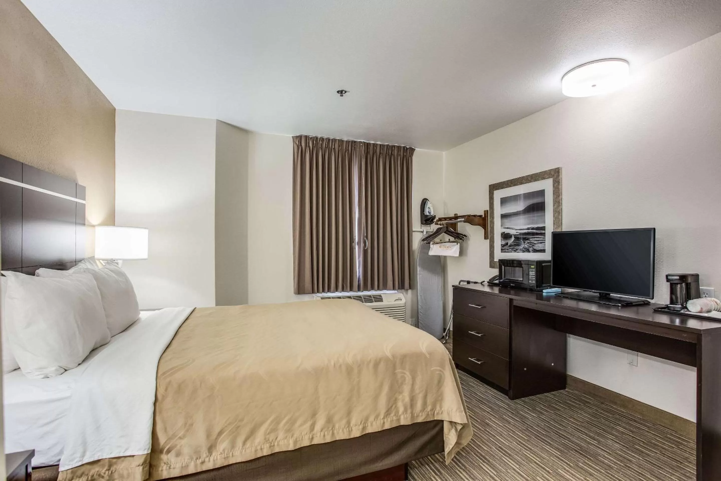 Photo of the whole room, Bed in Quality Inn & Suites Meridian - West Boise