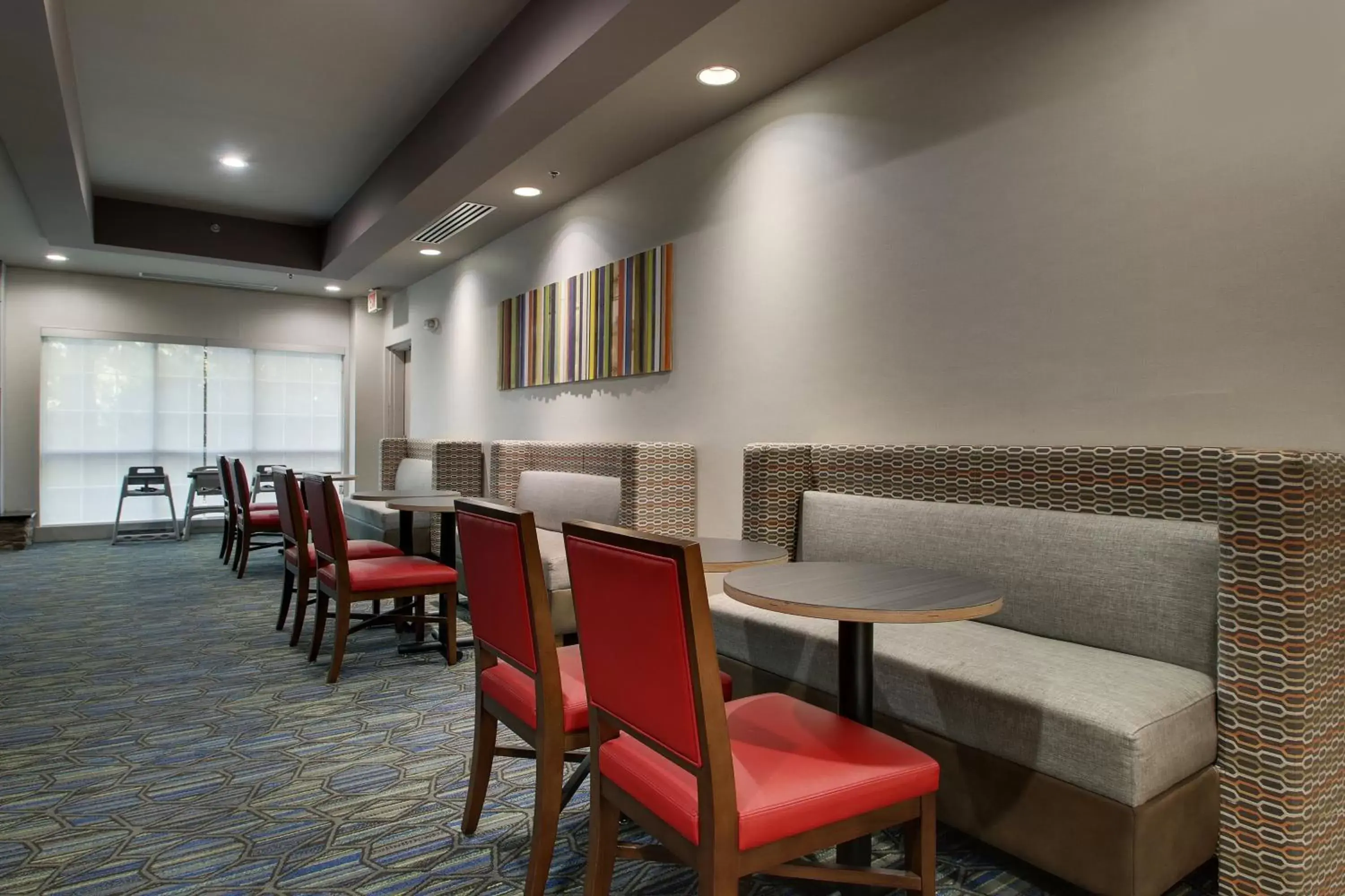 Breakfast, Restaurant/Places to Eat in Holiday Inn Express Hotel & Suites Middleboro Raynham, an IHG Hotel