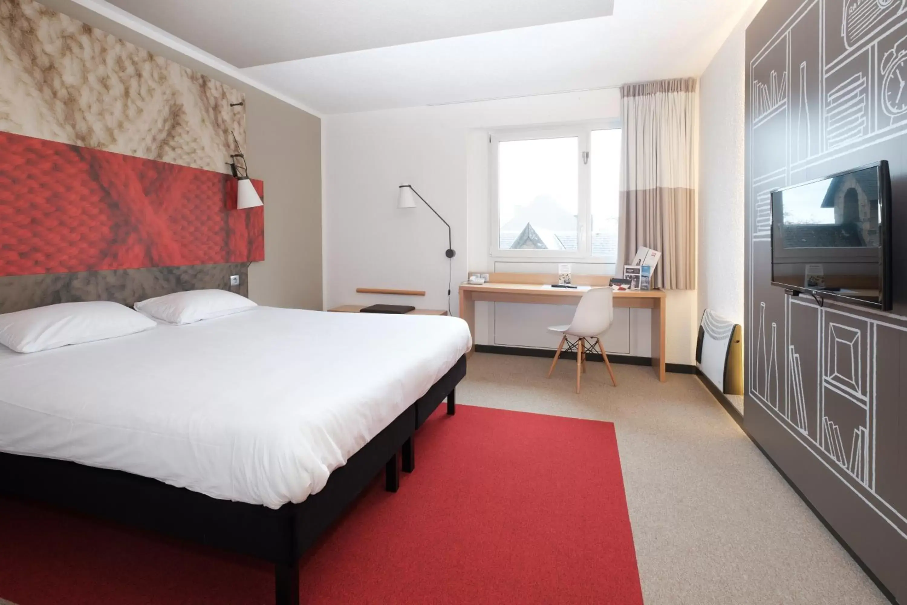 Photo of the whole room, Bed in ibis Mons Centre Gare