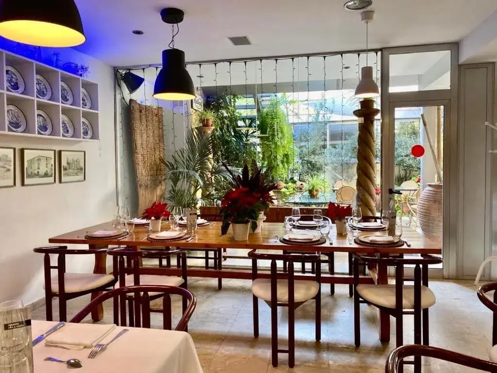 Restaurant/Places to Eat in Hotel Calasanz