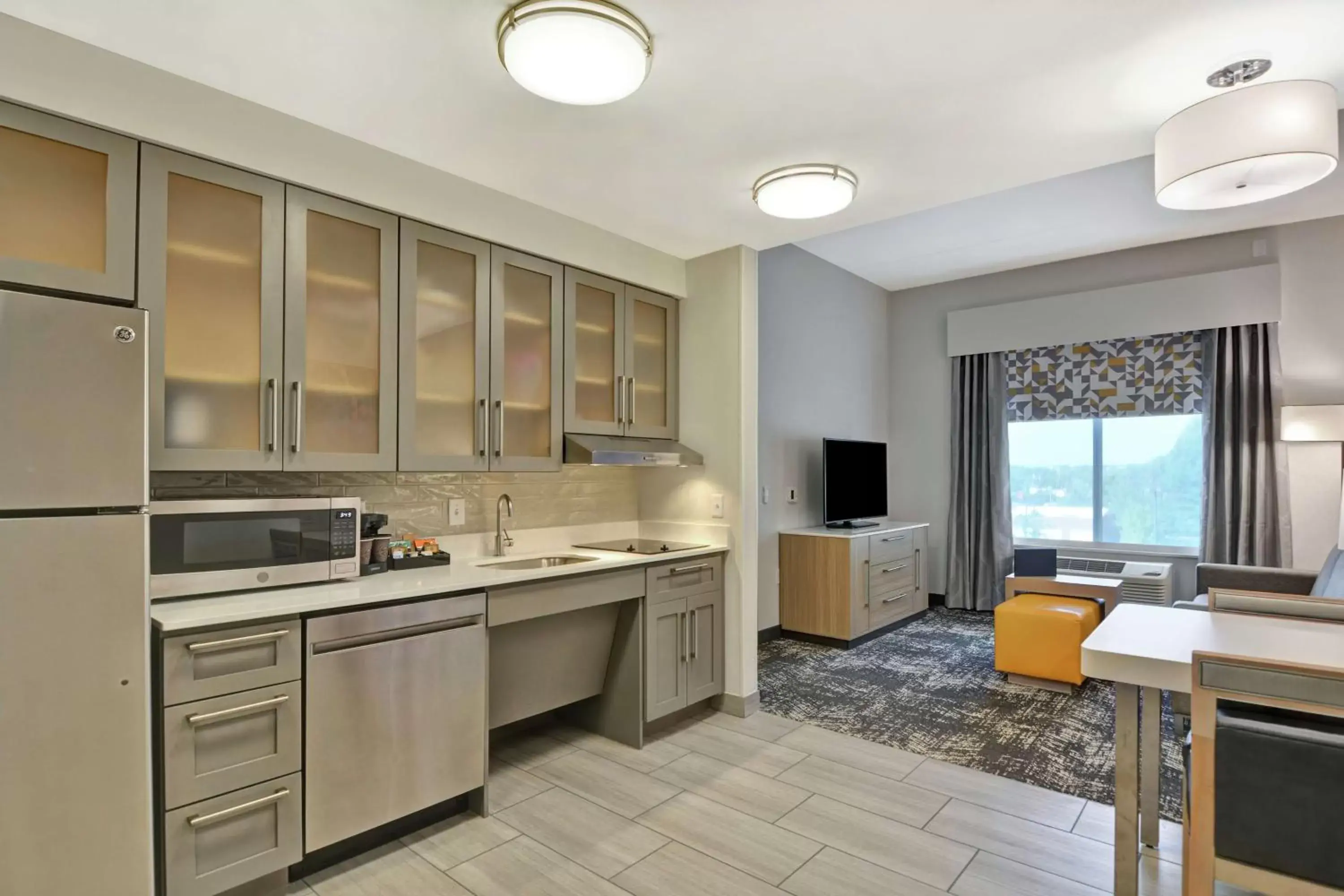 Living room, Kitchen/Kitchenette in Homewood Suites By Hilton Lynchburg