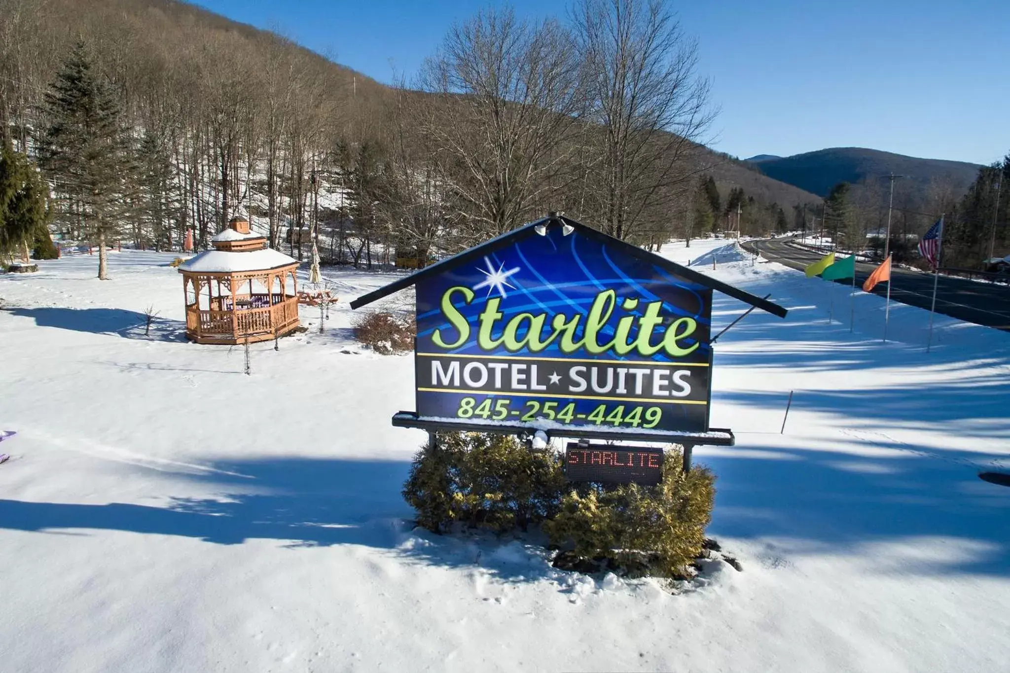 Winter in Starlite Motel & Suites