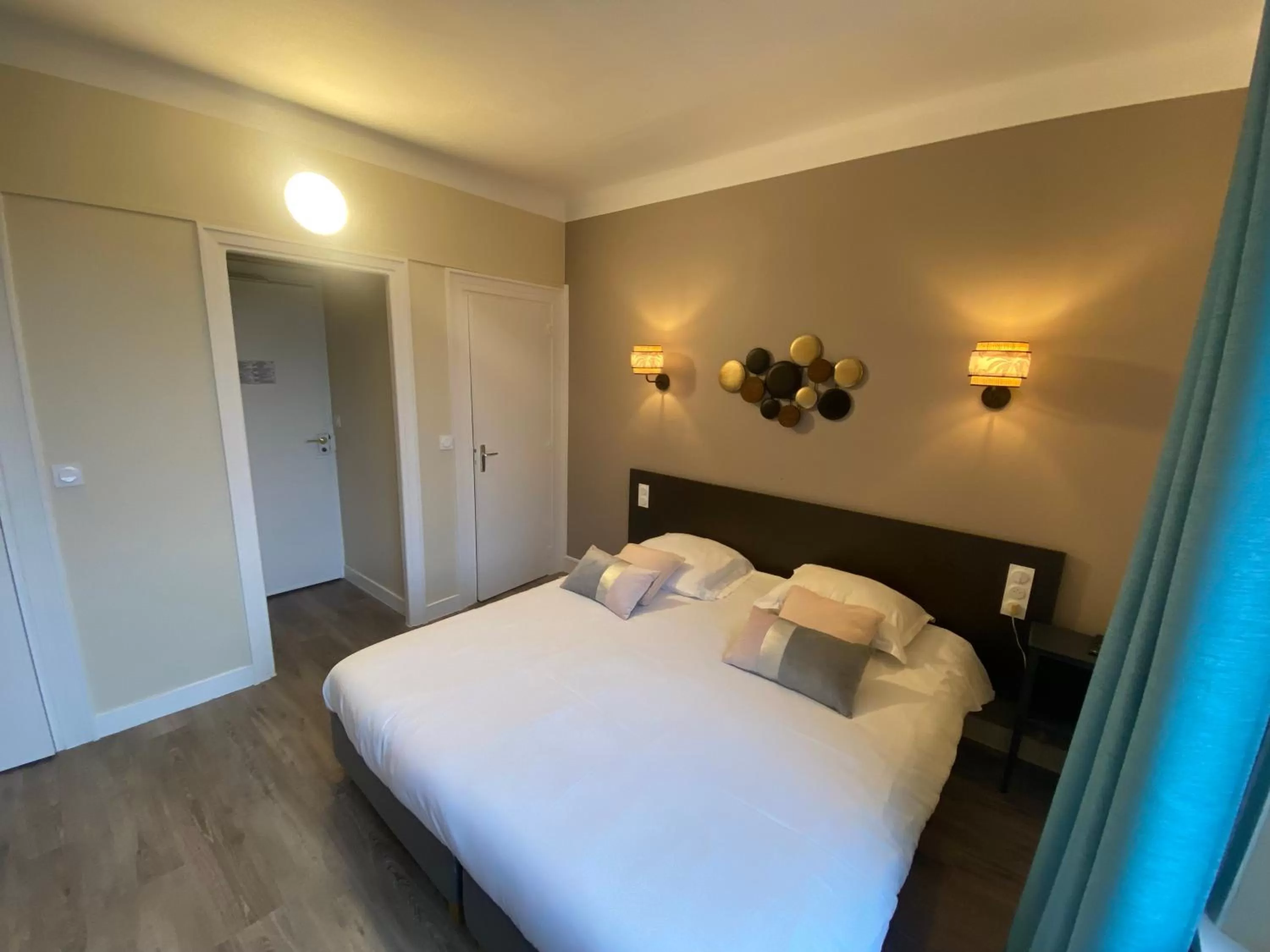 Bedroom, Bed in Hotel De La Poste