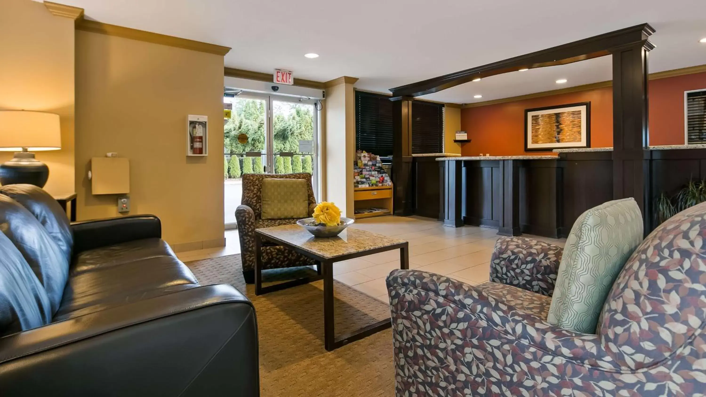 Lobby or reception, Seating Area in Best Western Maple Ridge