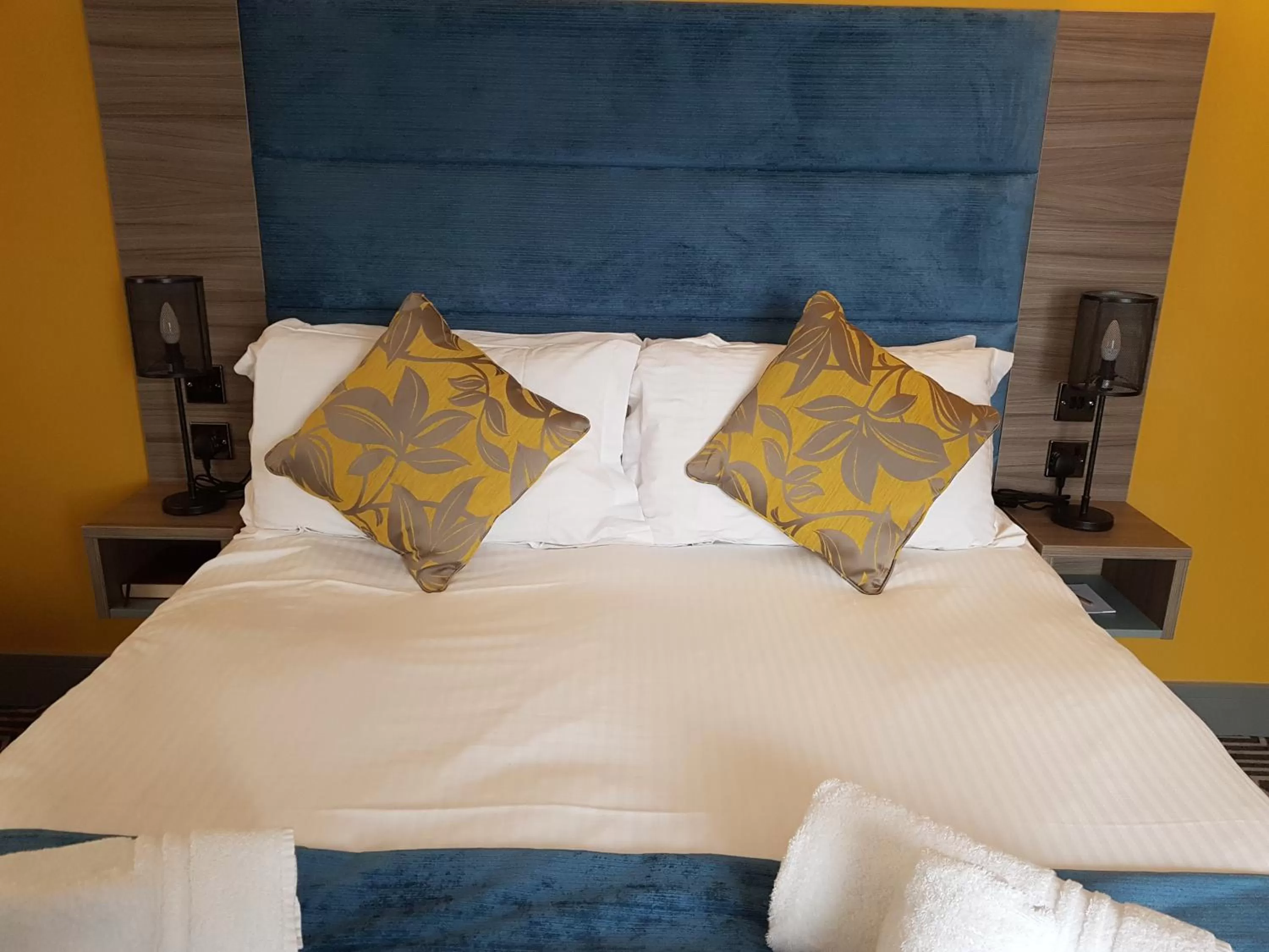 Bedroom, Bed in Stonecross Manor Hotel