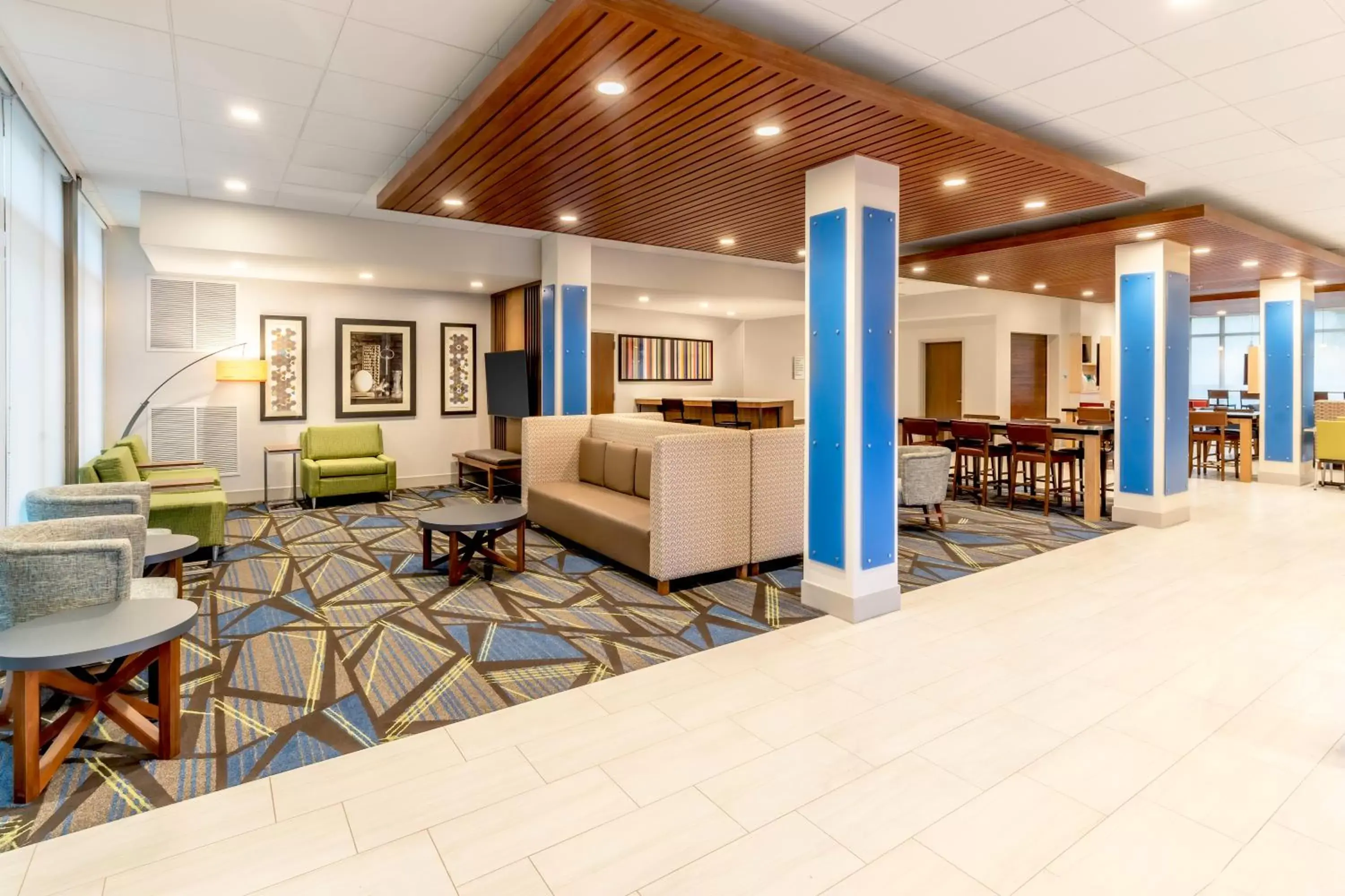 Lobby or reception, Lobby/Reception in Holiday Inn Express & Suites - Milwaukee West Allis, an IHG Hotel