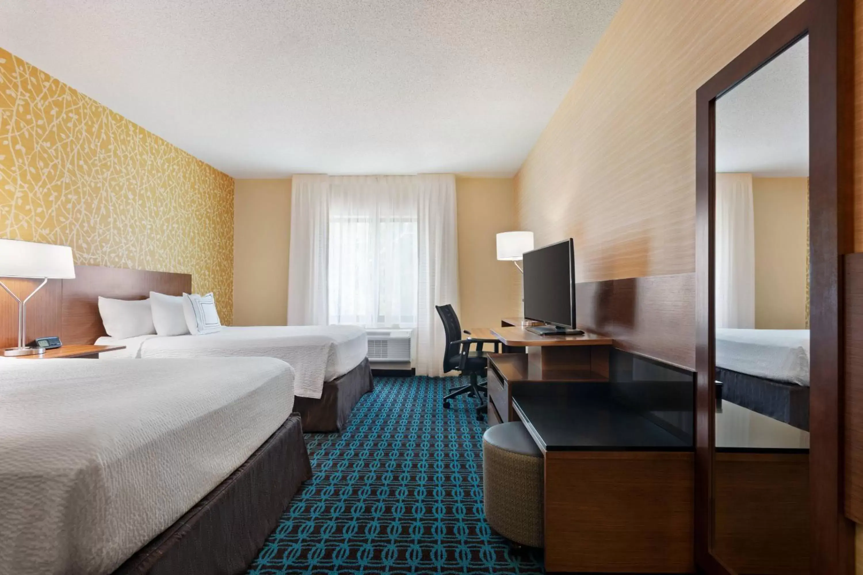 Photo of the whole room, Bed in Fairfield Inn & Suites by Marriott Charlottesville Downtown/University Area