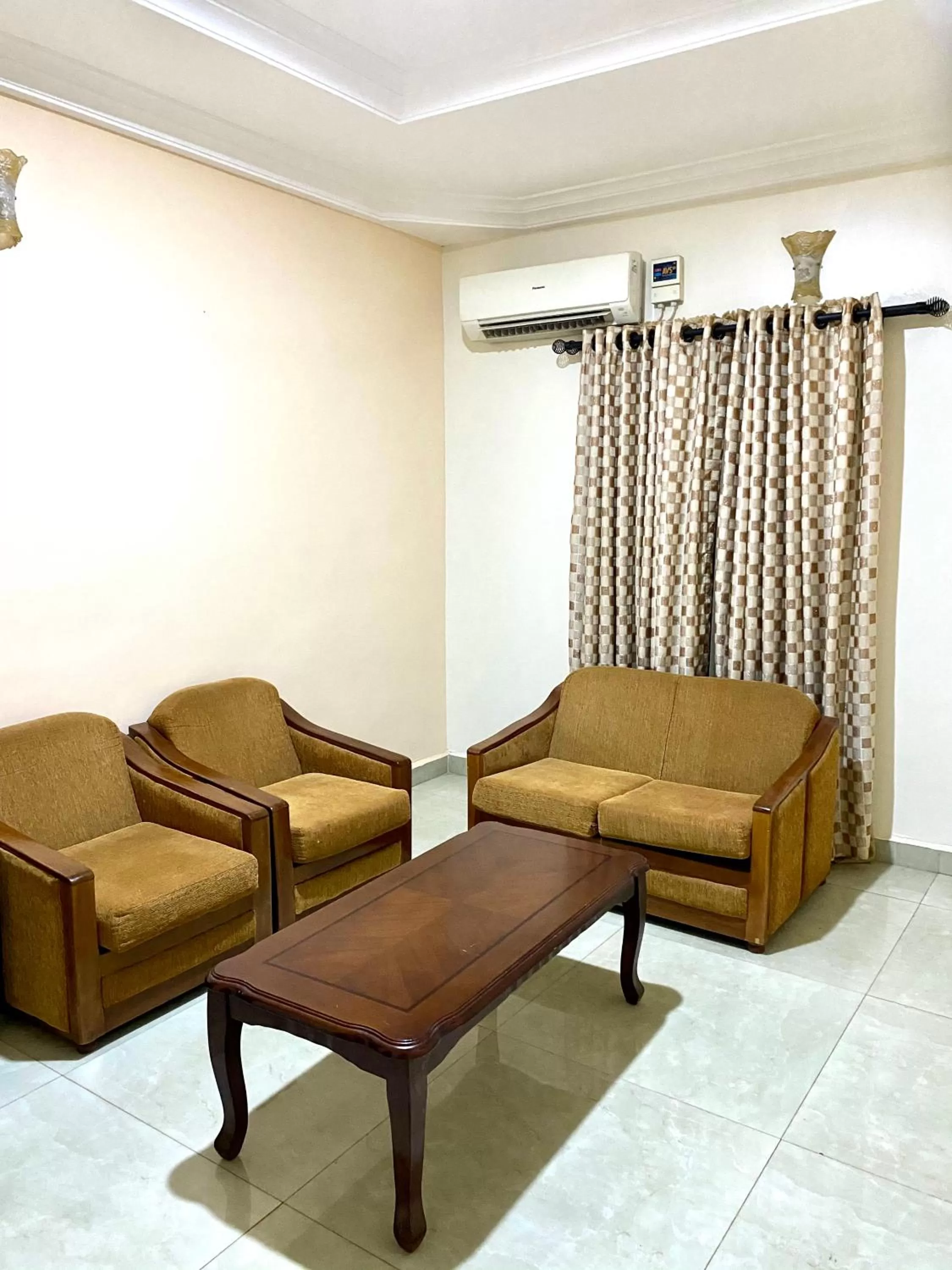 Nue-Crest Hotels & Suites