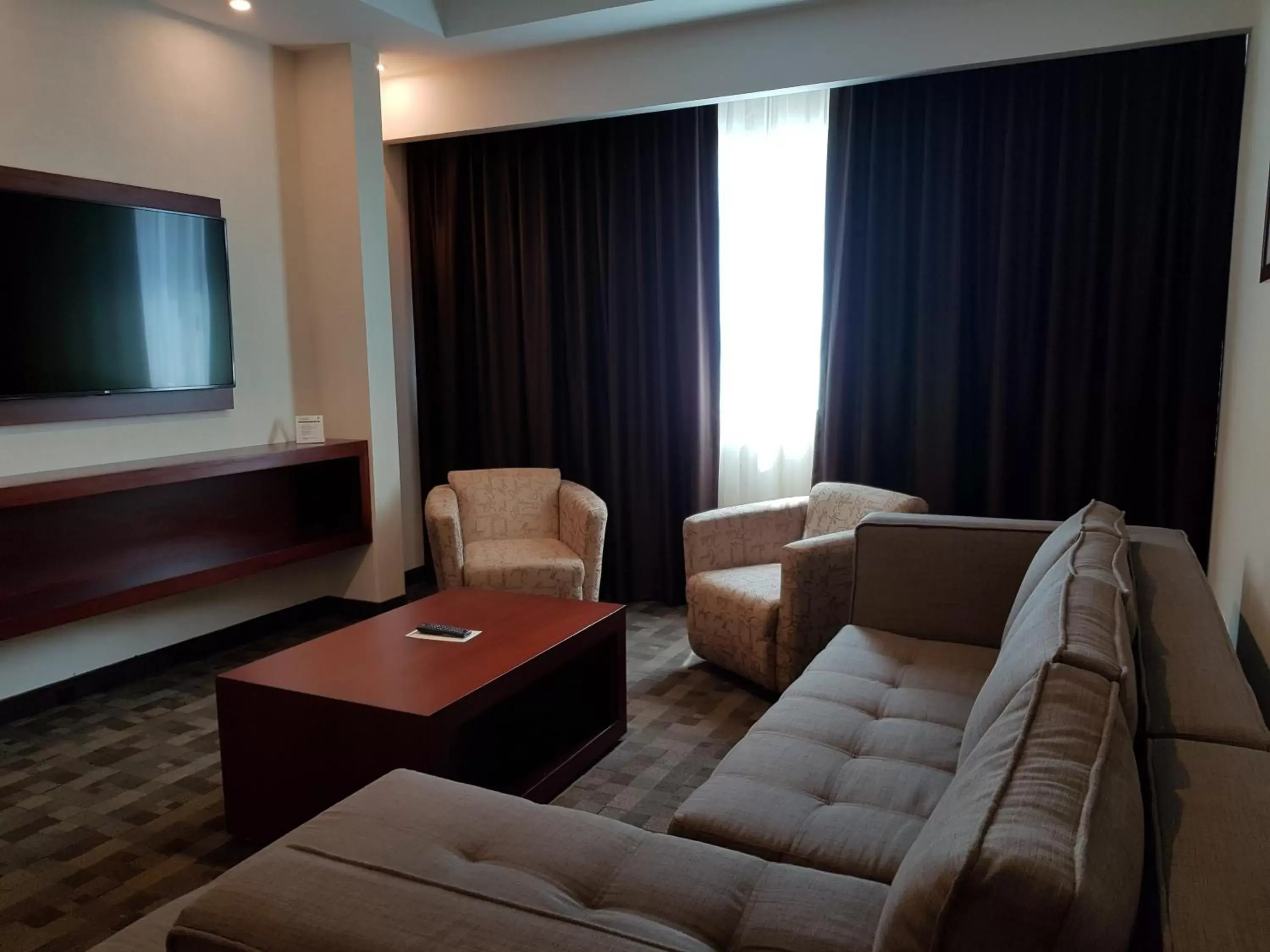 Photo of the whole room, Seating Area in Holiday Inn & Suites Plaza Mayor, an IHG Hotel