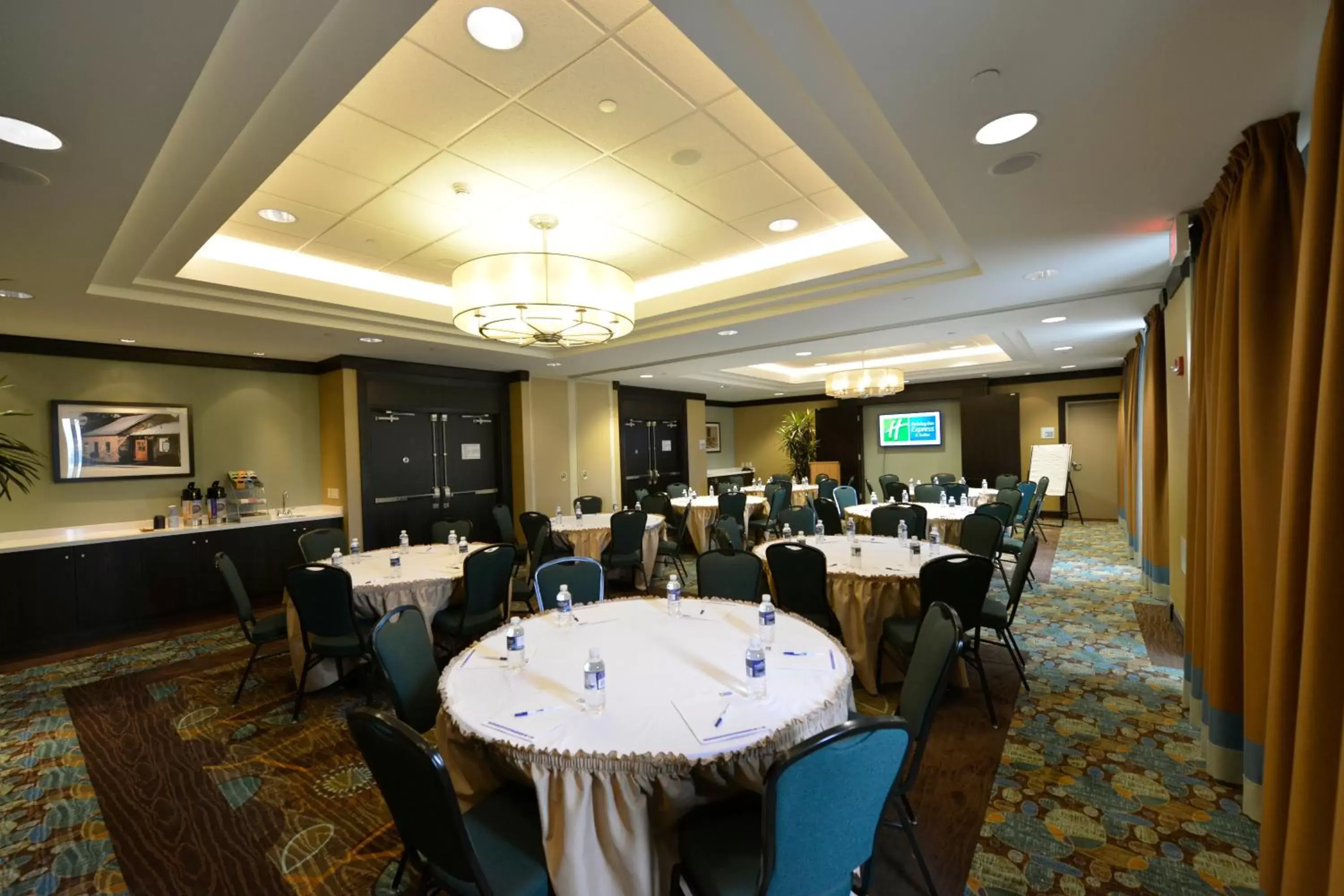 Meeting/conference room, Restaurant/Places to Eat in Holiday Inn Express Hotel & Suites Waterloo - St. Jacobs Area, an IHG Hotel