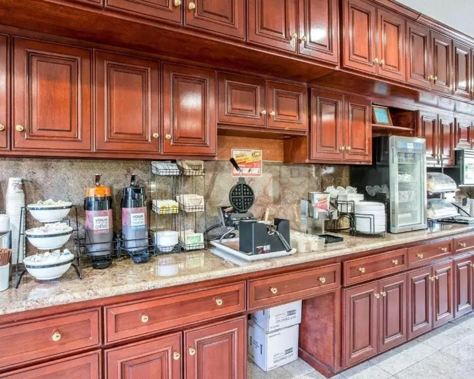 Food and drinks, Kitchen/Kitchenette in The Oakhurst Inn at Yosemite