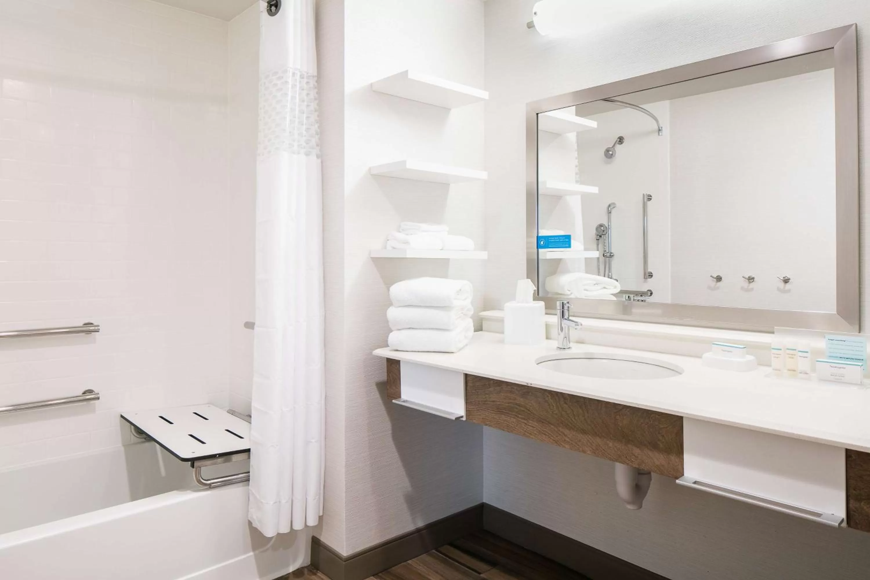 Bathroom in Hampton Inn & Suites Mason City, IA