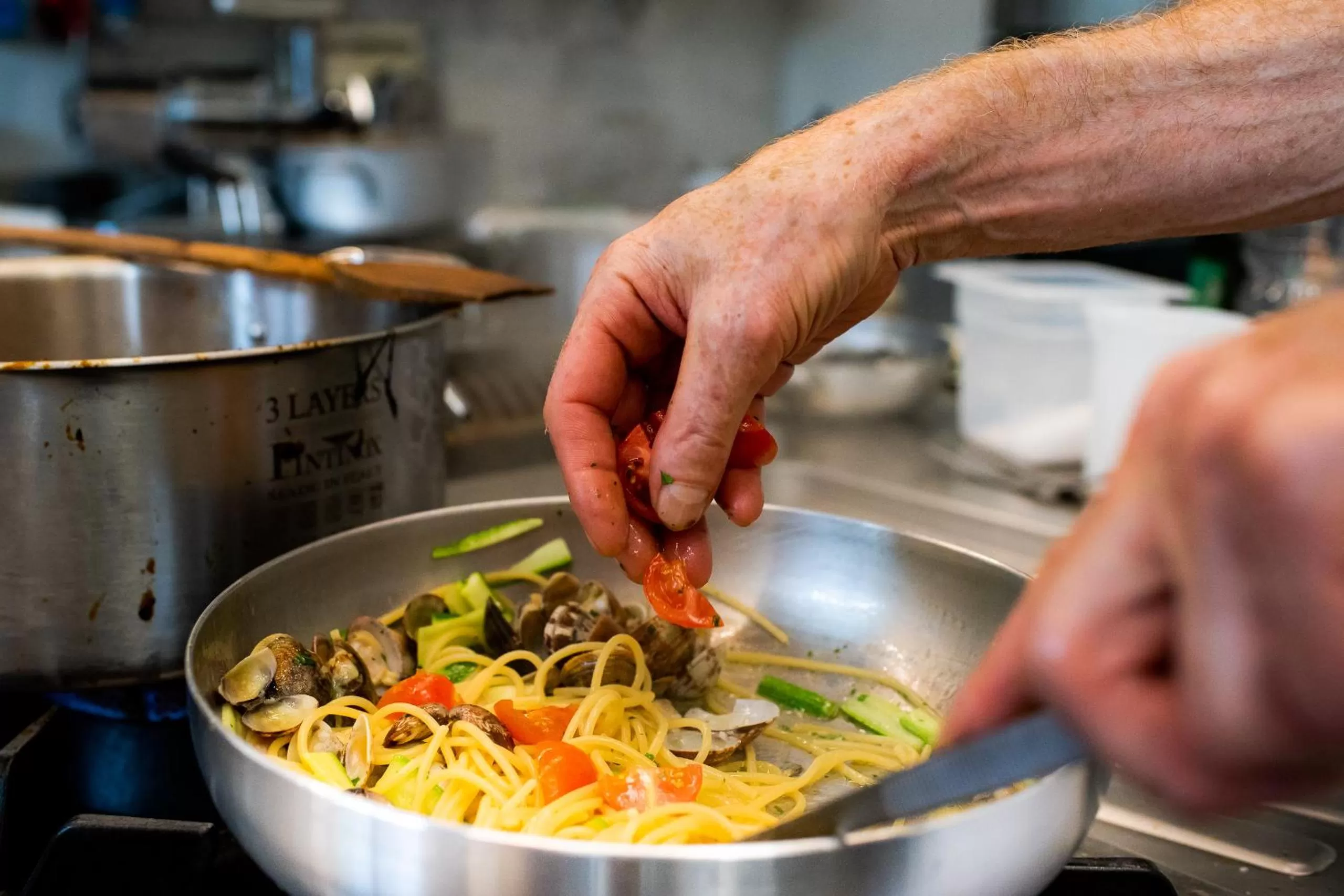 Kitchen or kitchenette in M2 Hotel